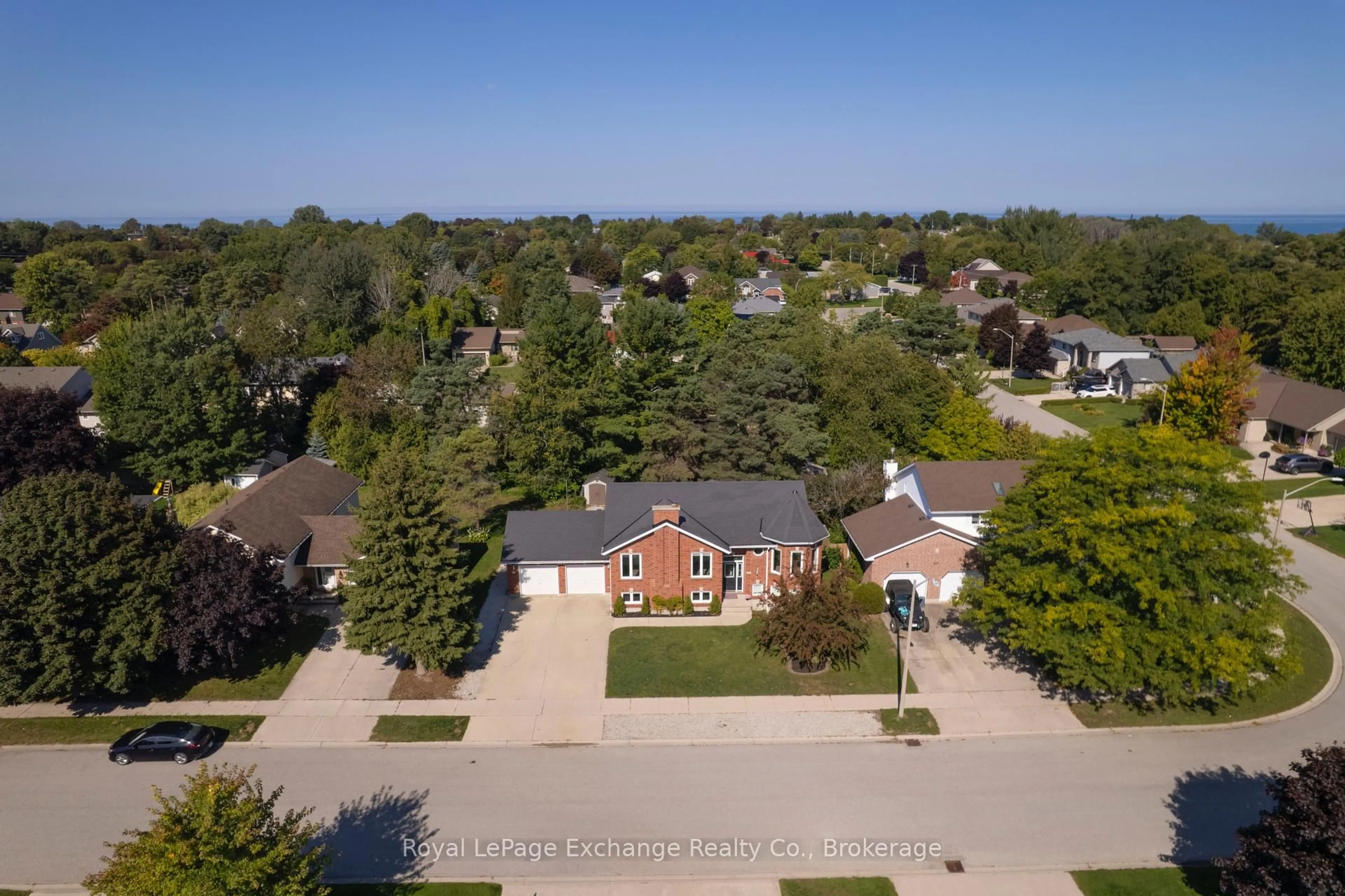 A pic from outside/outdoor area/front of a property/back of a property/a pic from drone, street for 615 Lynden Cres, Kincardine Ontario N2Z 3A9