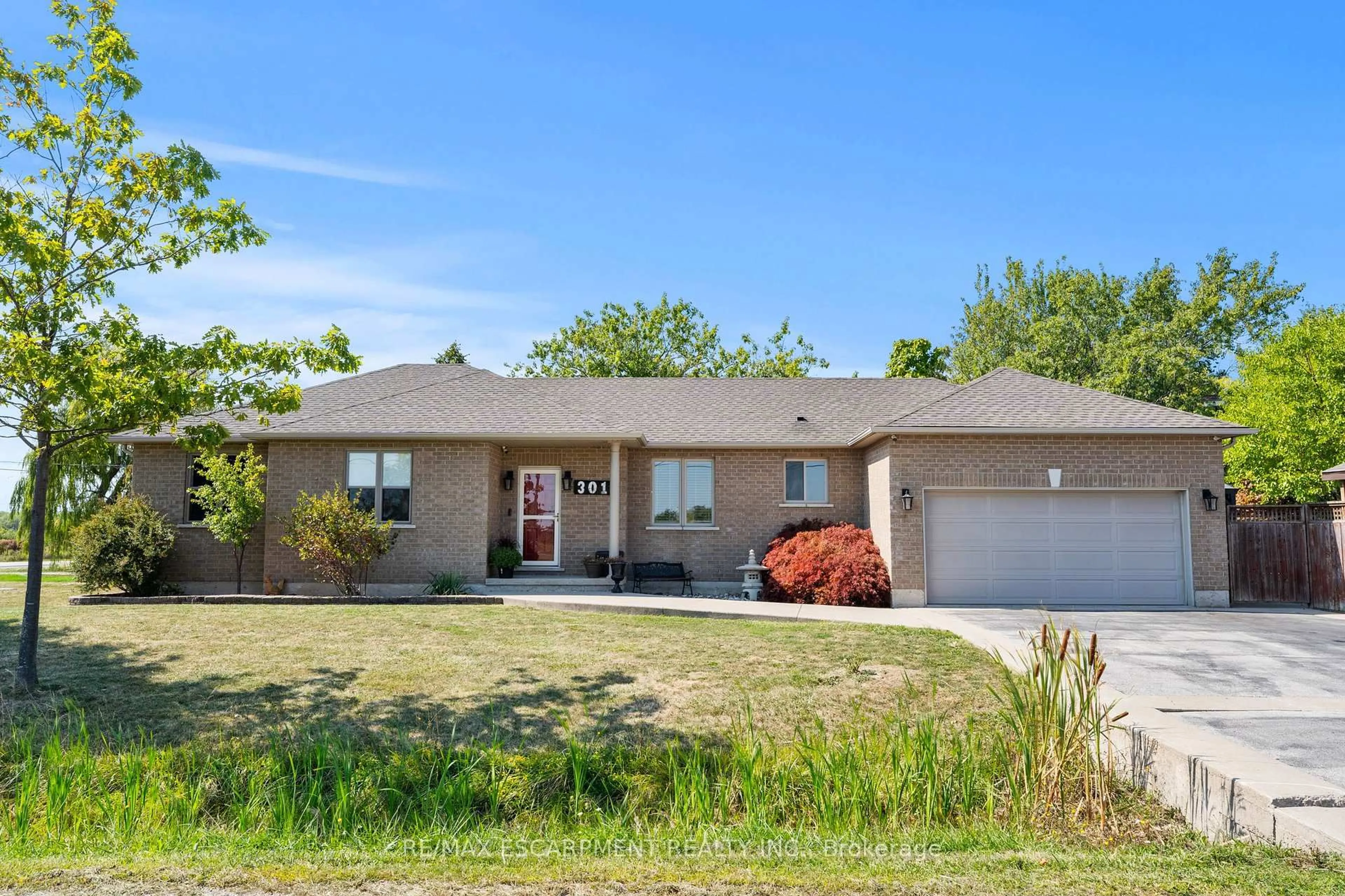 Home with vinyl exterior material, street for 301 Mud St, Hamilton Ontario L8J 2X7