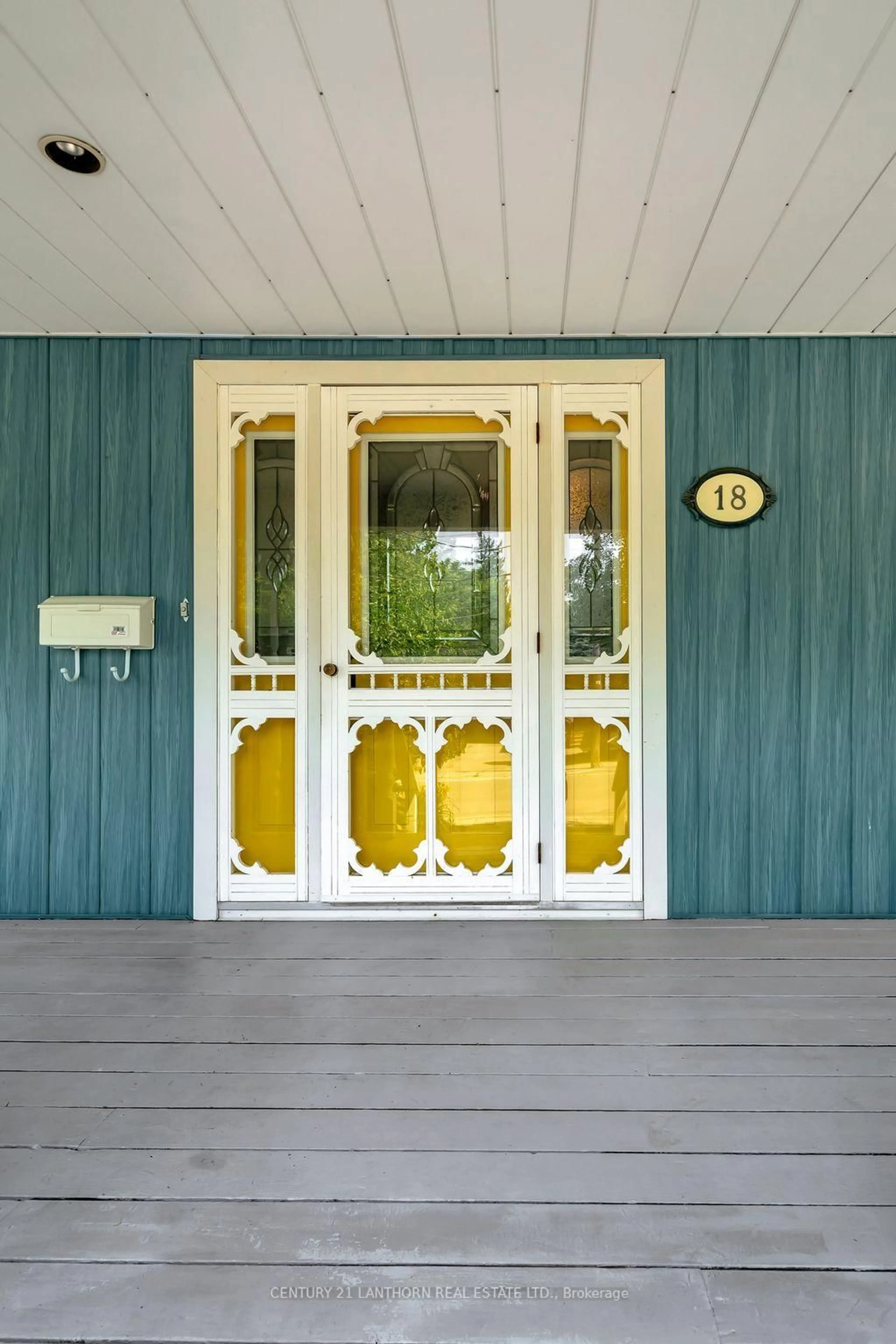 Indoor entryway for 18 QUEEN St, Prince Edward County Ontario K0K 2T0