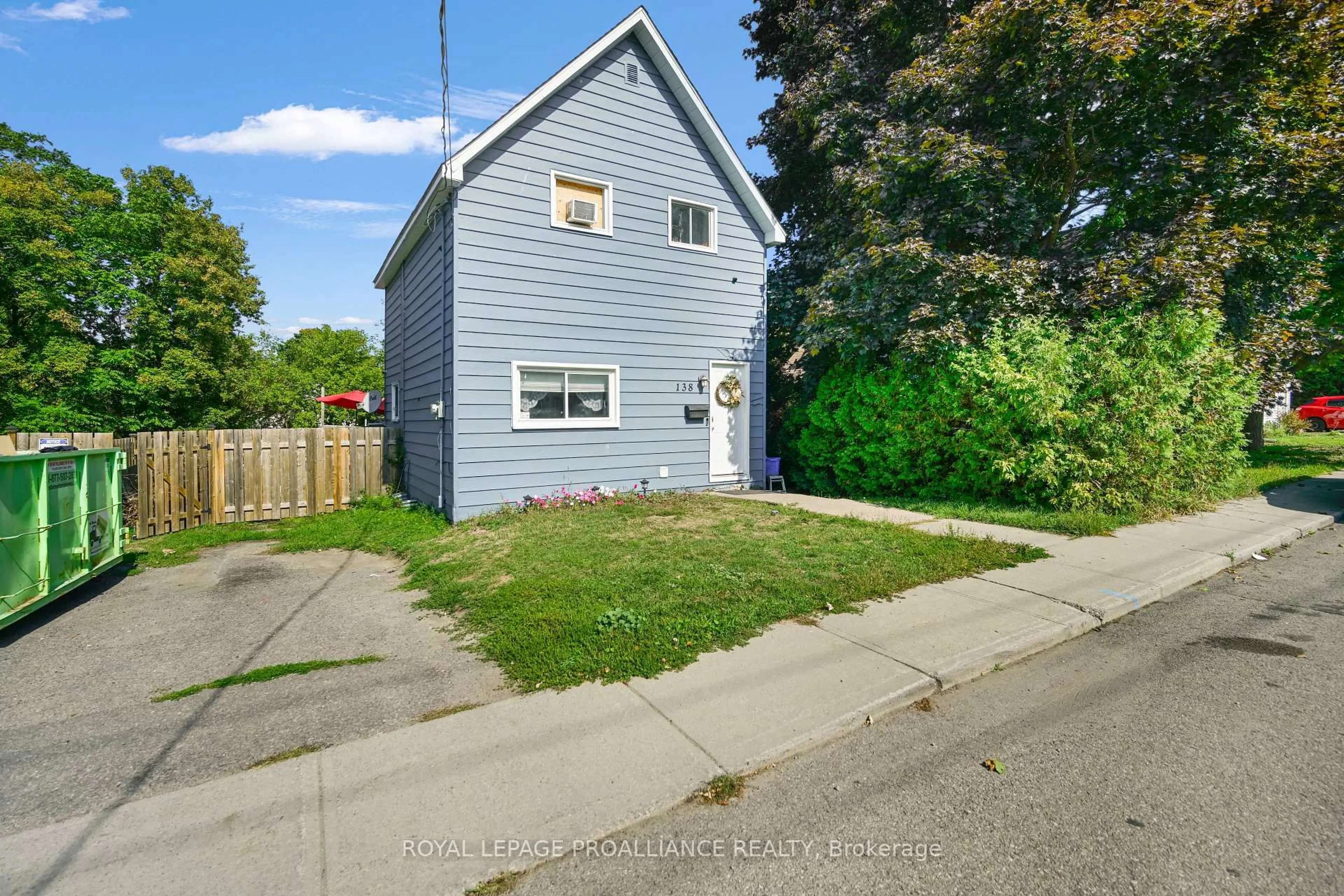 A pic from outside/outdoor area/front of a property/back of a property/a pic from drone, street for 138 Brock St, Brockville Ontario K6V 4G4