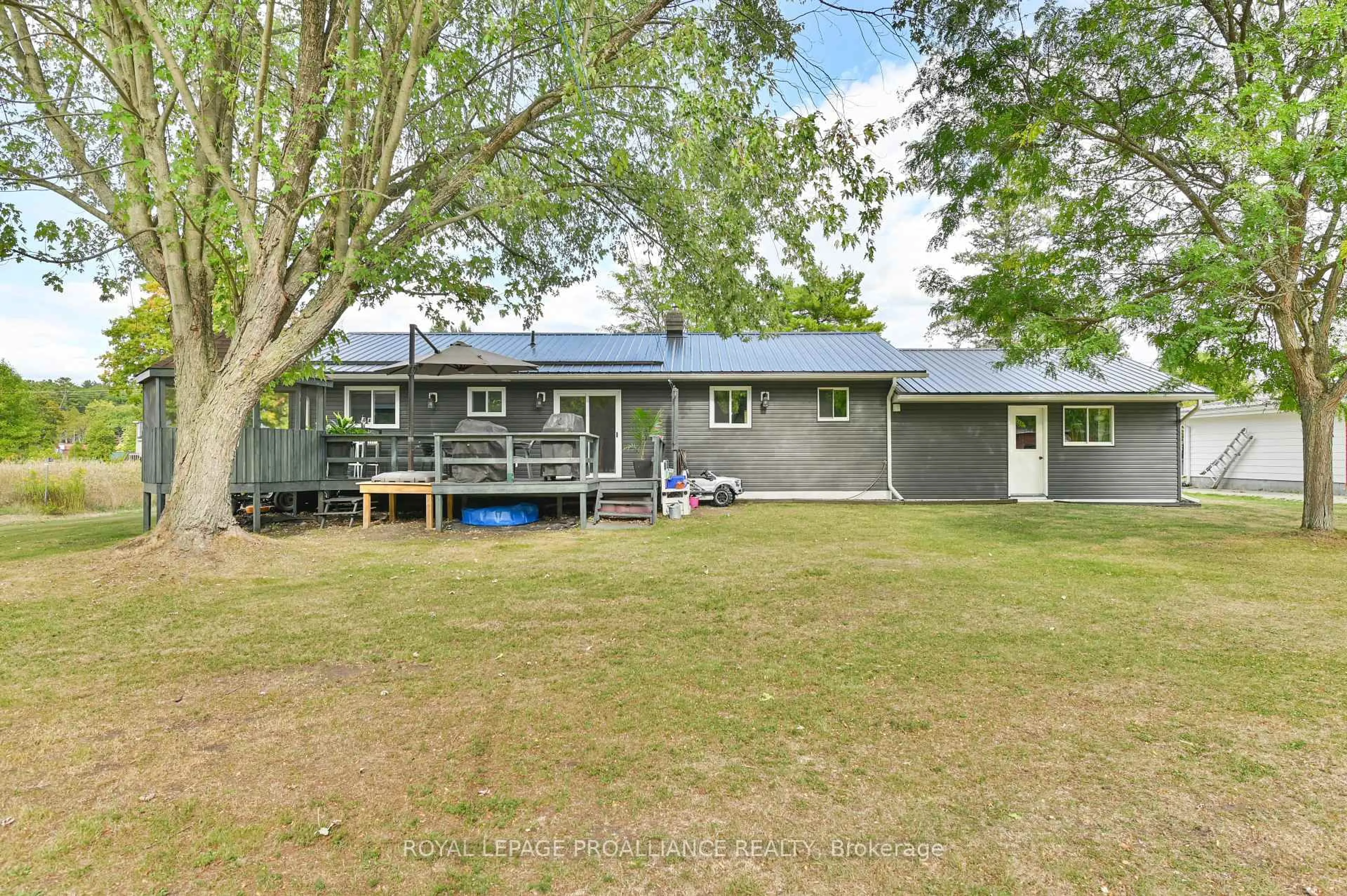 A pic from outside/outdoor area/front of a property/back of a property/a pic from drone, unknown for 538 Metcalf St, Tweed Ontario K0K 3J0
