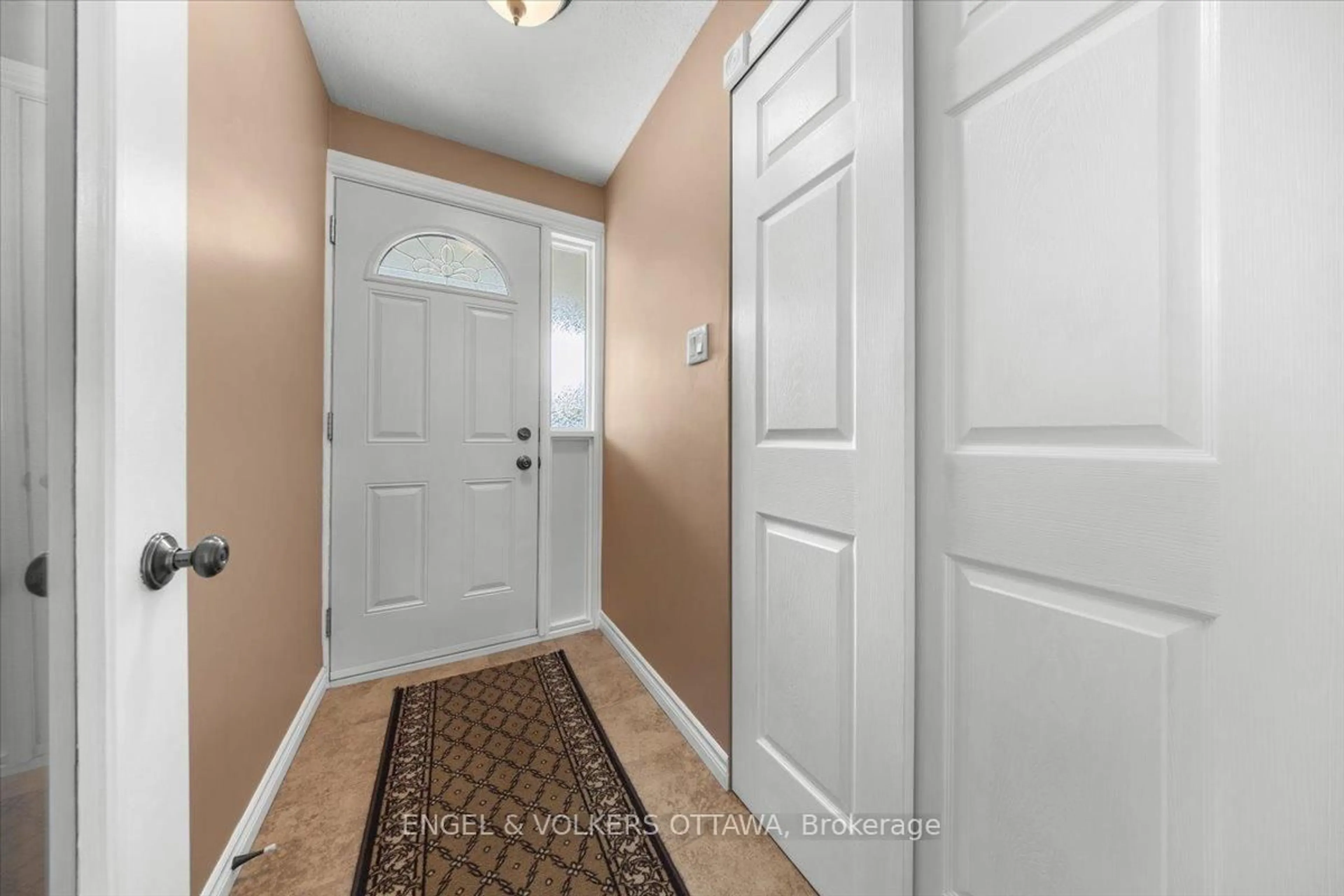Indoor entryway for 11 Ventnor Way, Ottawa Ontario K2J 1M2