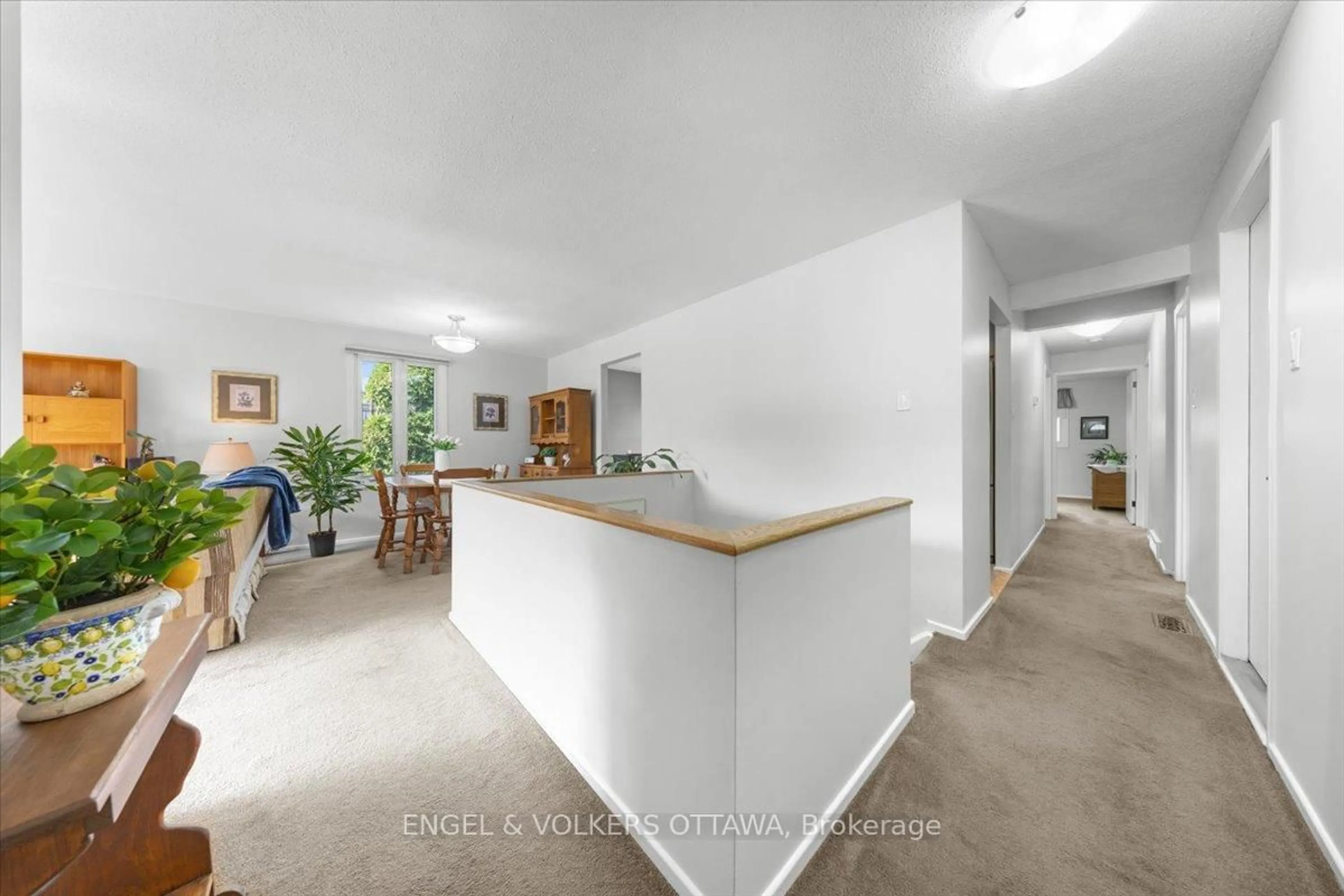 Indoor foyer for 11 Ventnor Way, Ottawa Ontario K2J 1M2