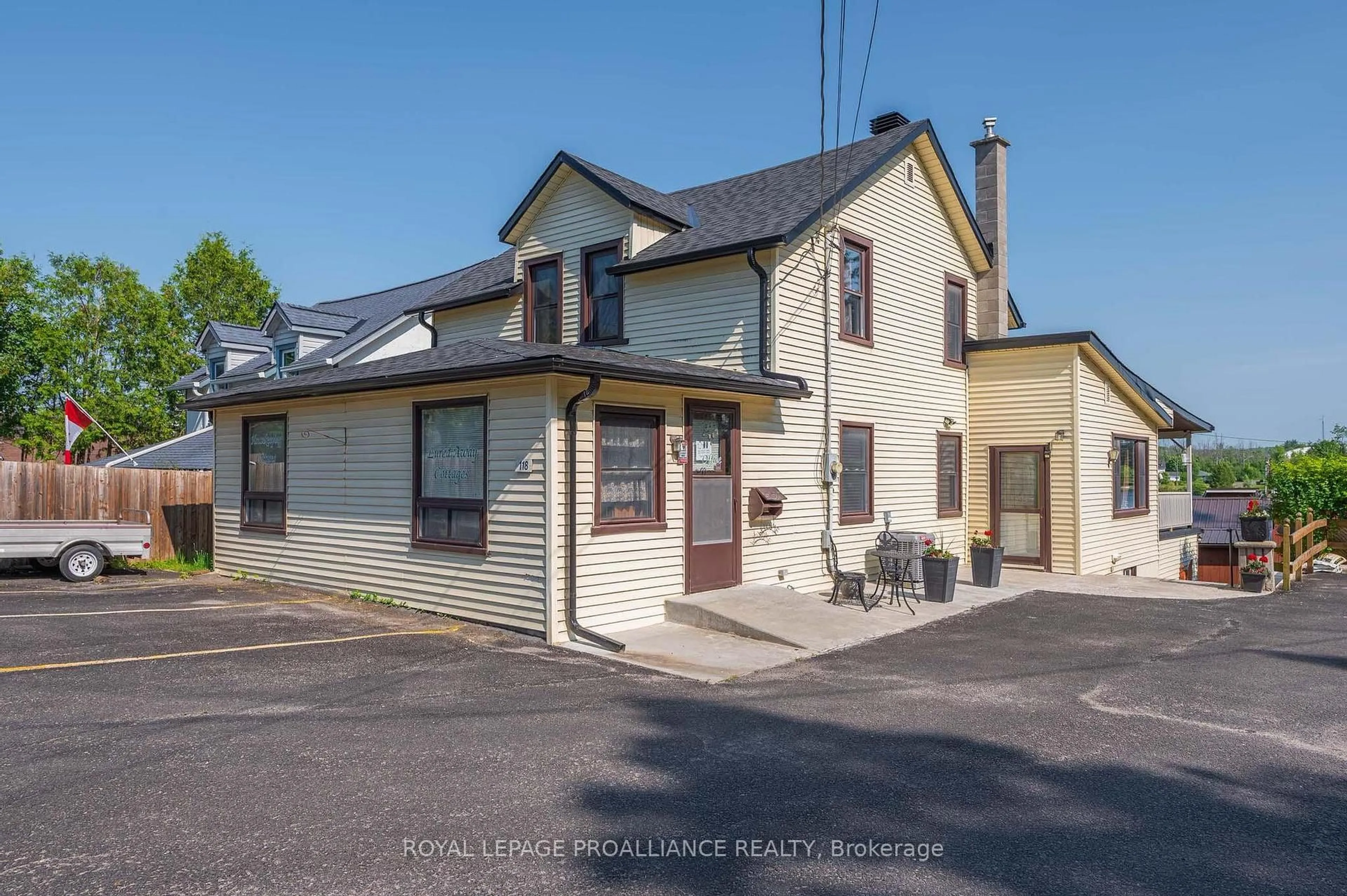 A pic from outside/outdoor area/front of a property/back of a property/a pic from drone, street for 118 Front St, Trent Hills Ontario K0L 1Y0