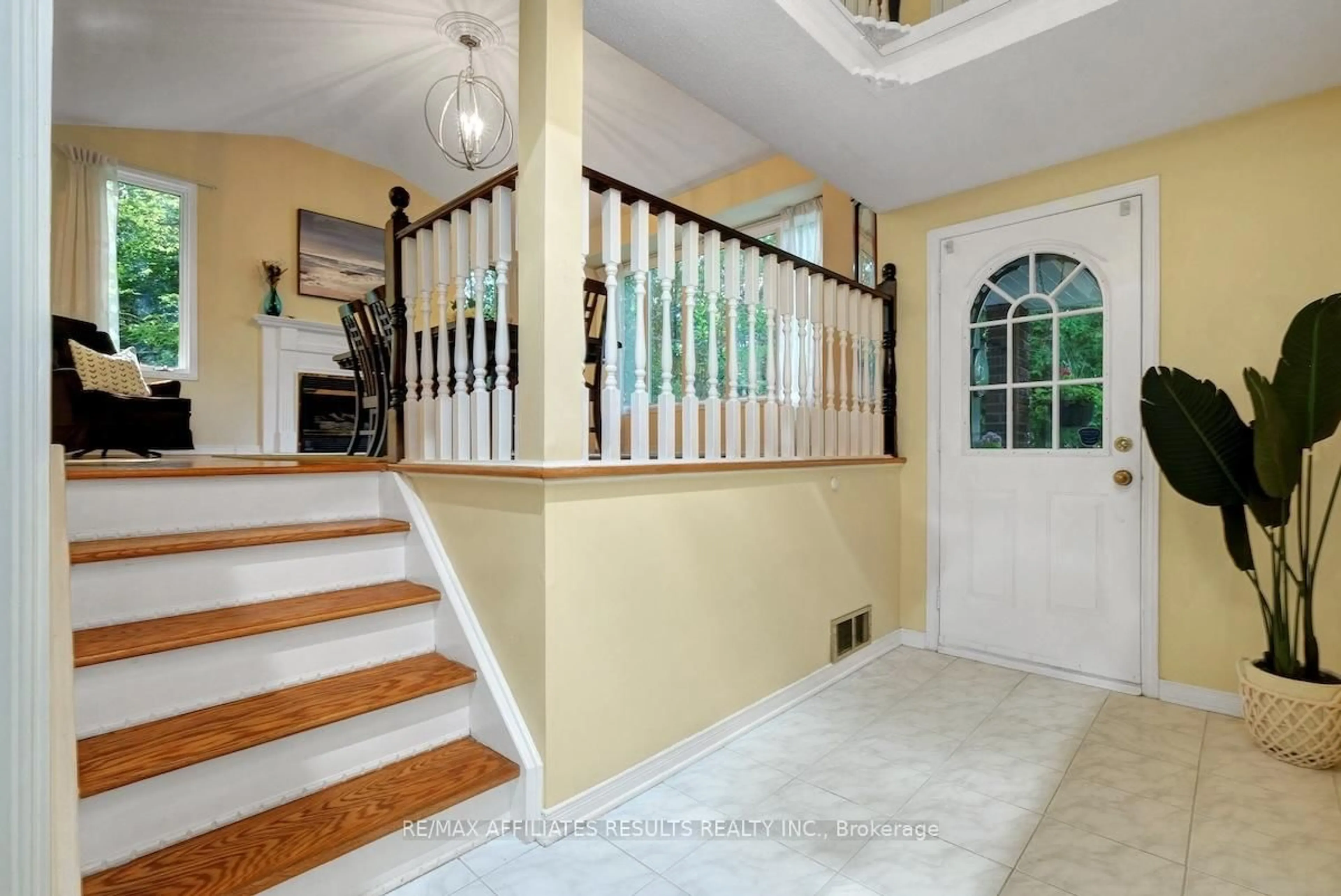 Indoor entryway for 2 Wedgewood Cres, Ottawa Ontario K1B 4B4