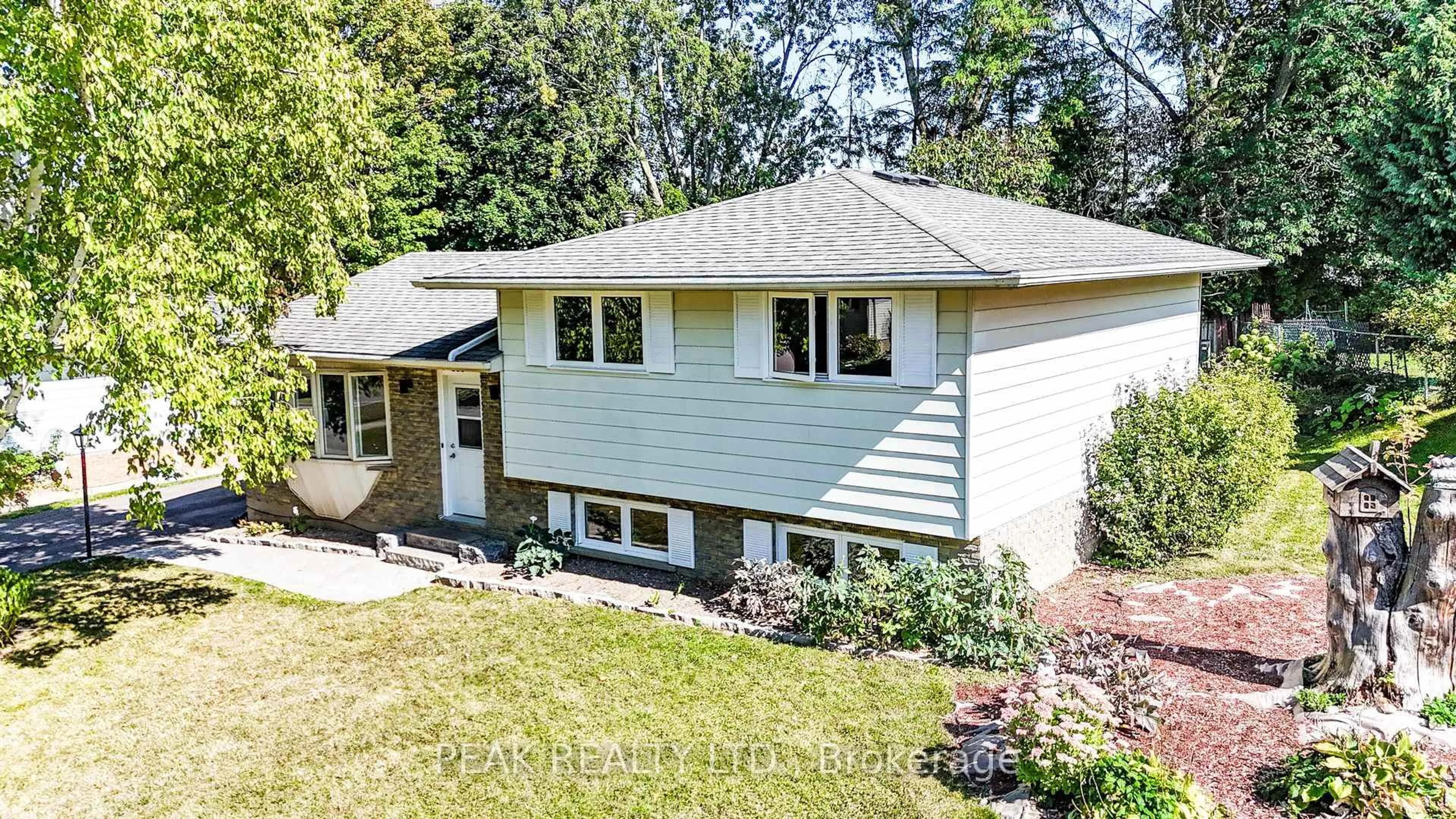 A pic from outside/outdoor area/front of a property/back of a property/a pic from drone, street for 659 Gladstone Dr, Woodstock Ontario N4S 5S7