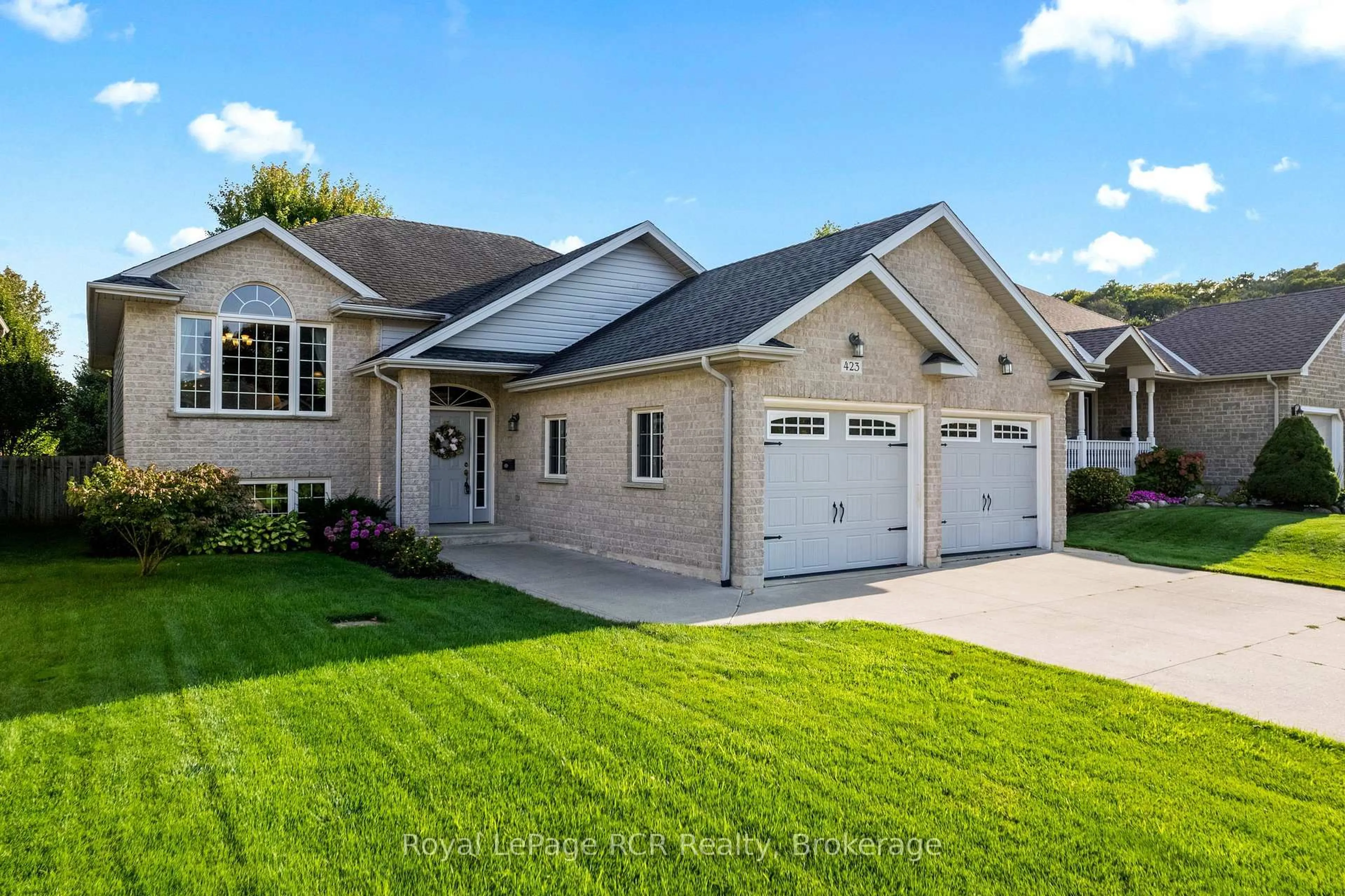 Home with vinyl exterior material, street for 423 1st St, Georgian Bluffs Ontario N4K 6Z7