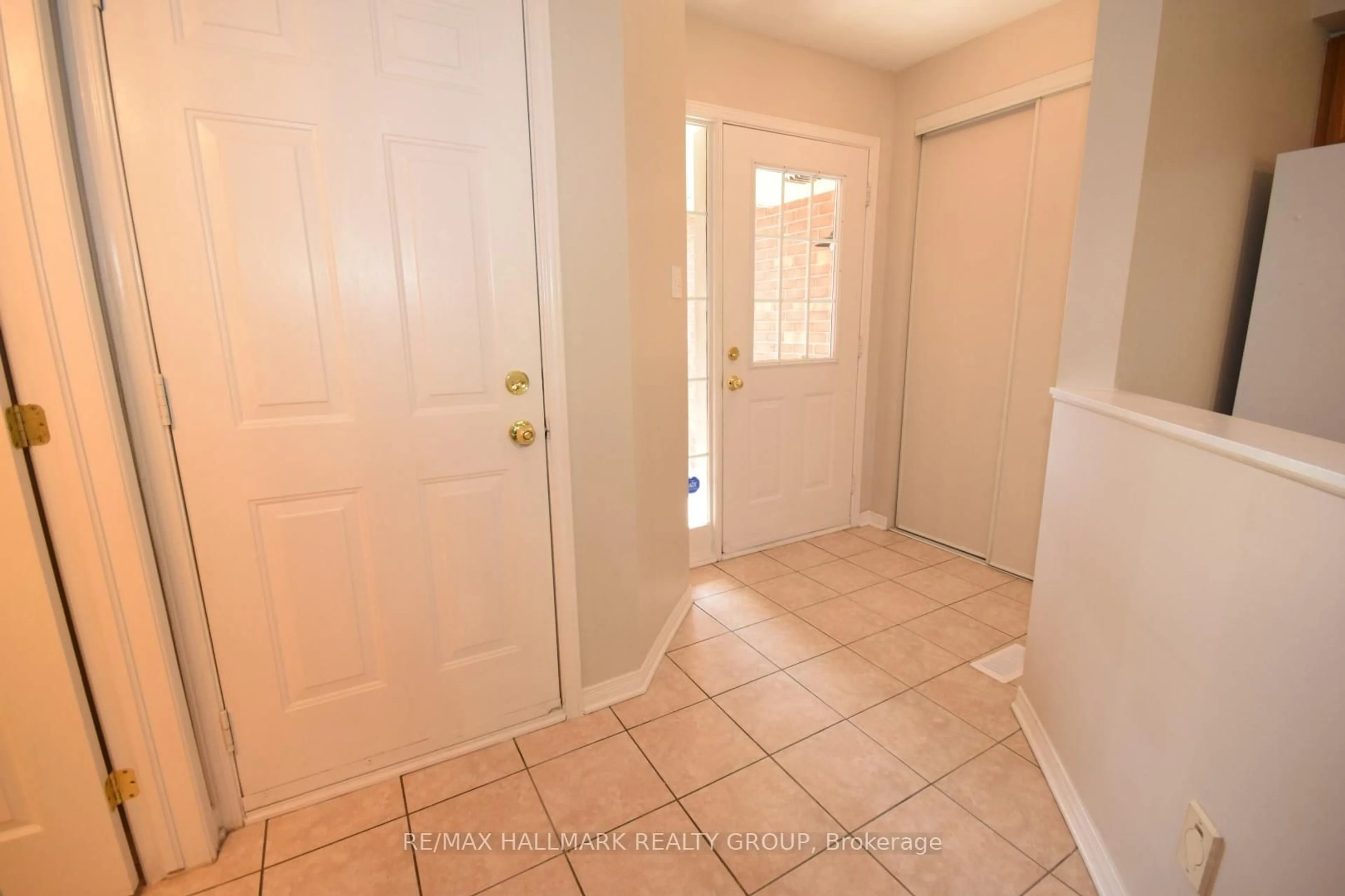 Indoor entryway for 119 Topham Terr, Orleans Ontario K4A 5B8