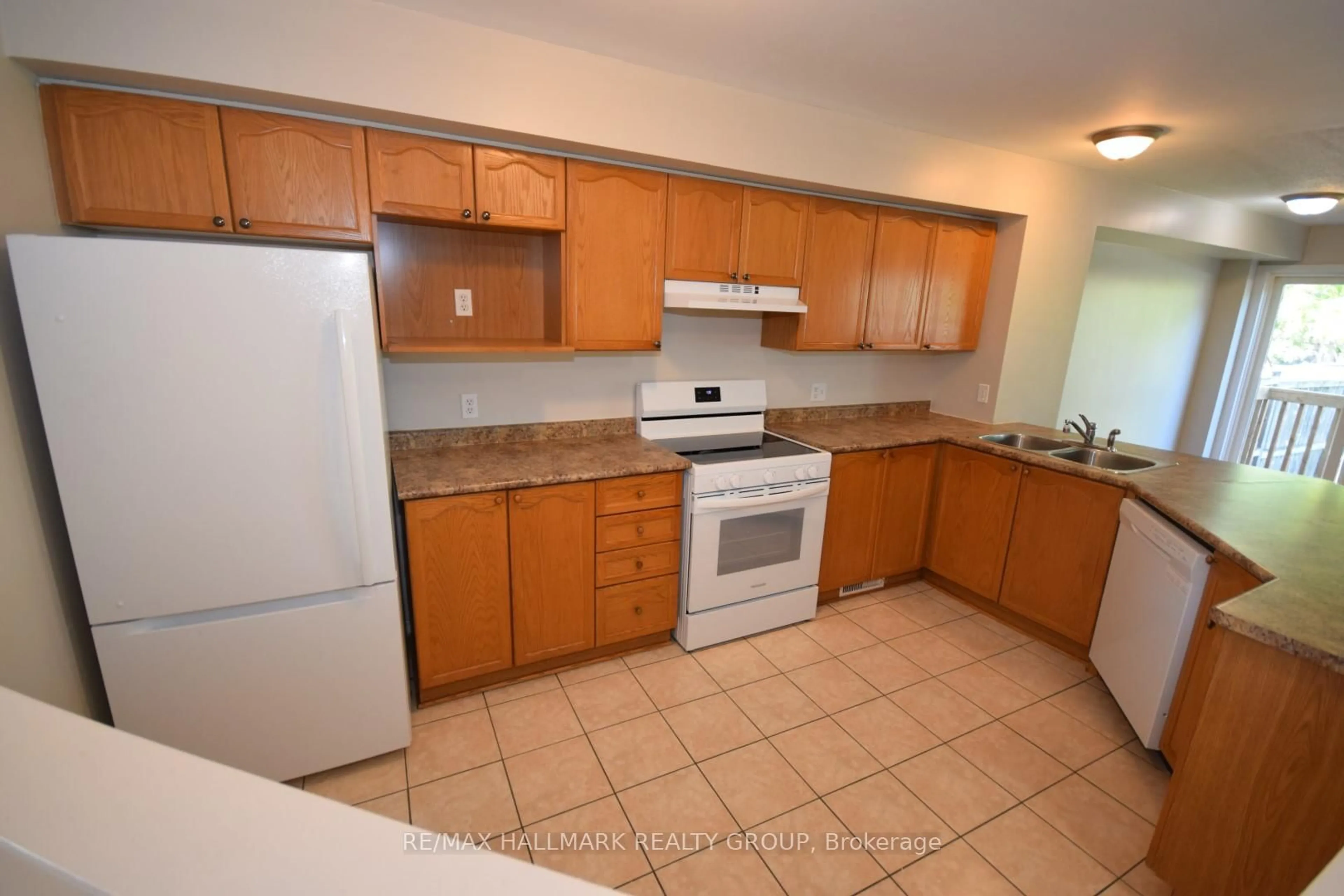 Standard kitchen, ceramic/tile floor for 119 Topham Terr, Orleans Ontario K4A 5B8