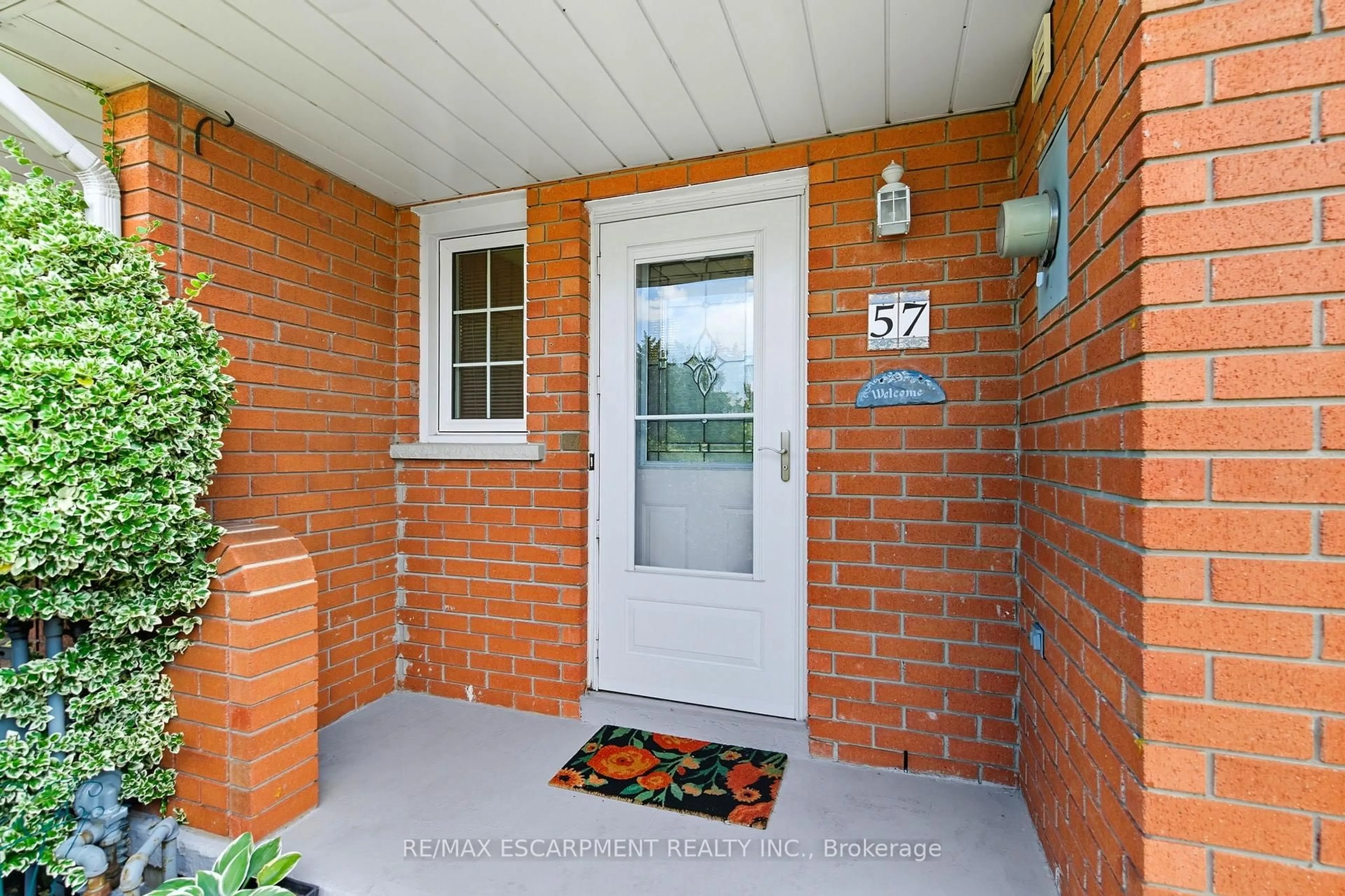Indoor entryway for 57 Pinewoods Dr, Hamilton Ontario L8J 2T6
