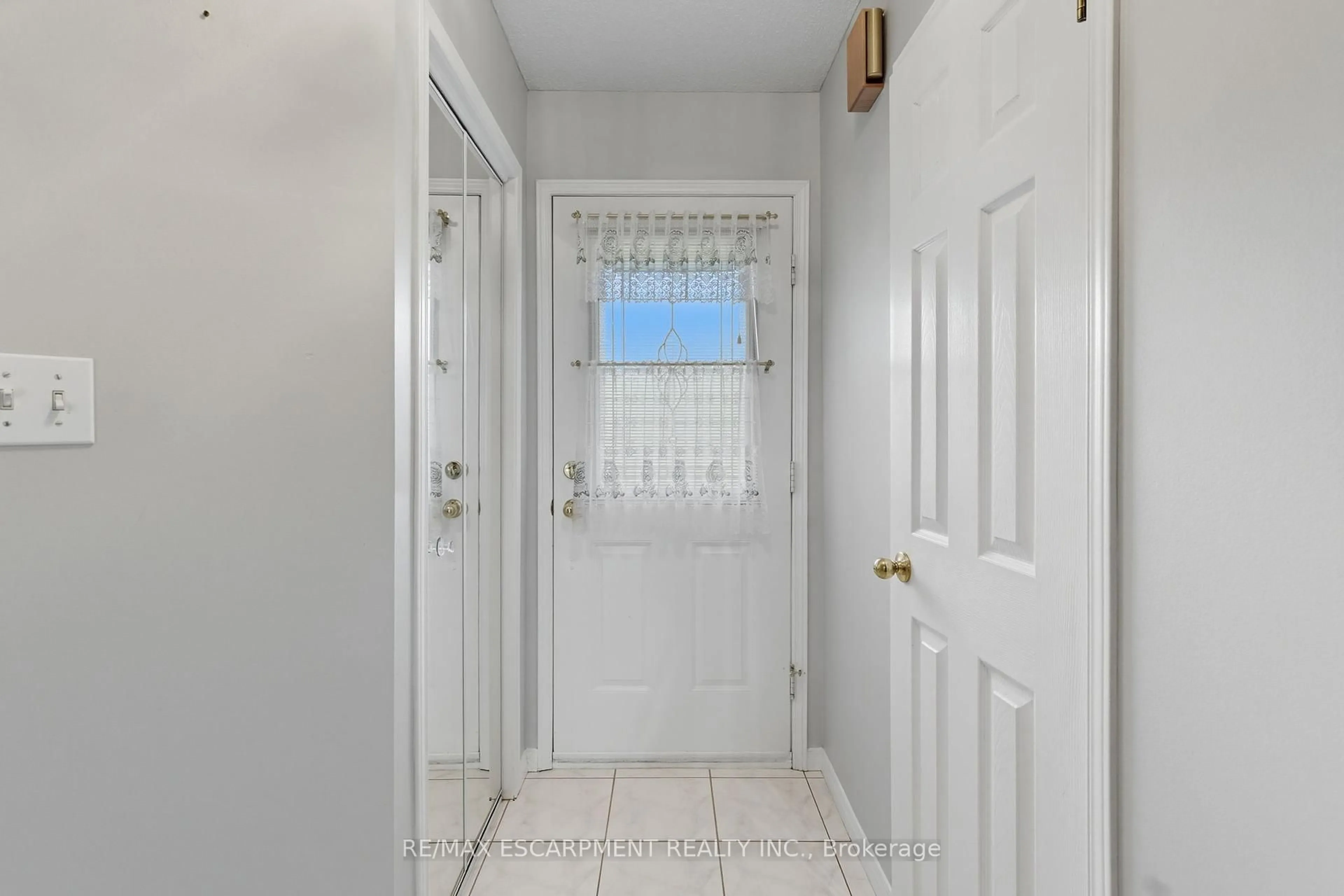 Indoor entryway for 57 Pinewoods Dr, Hamilton Ontario L8J 2T6