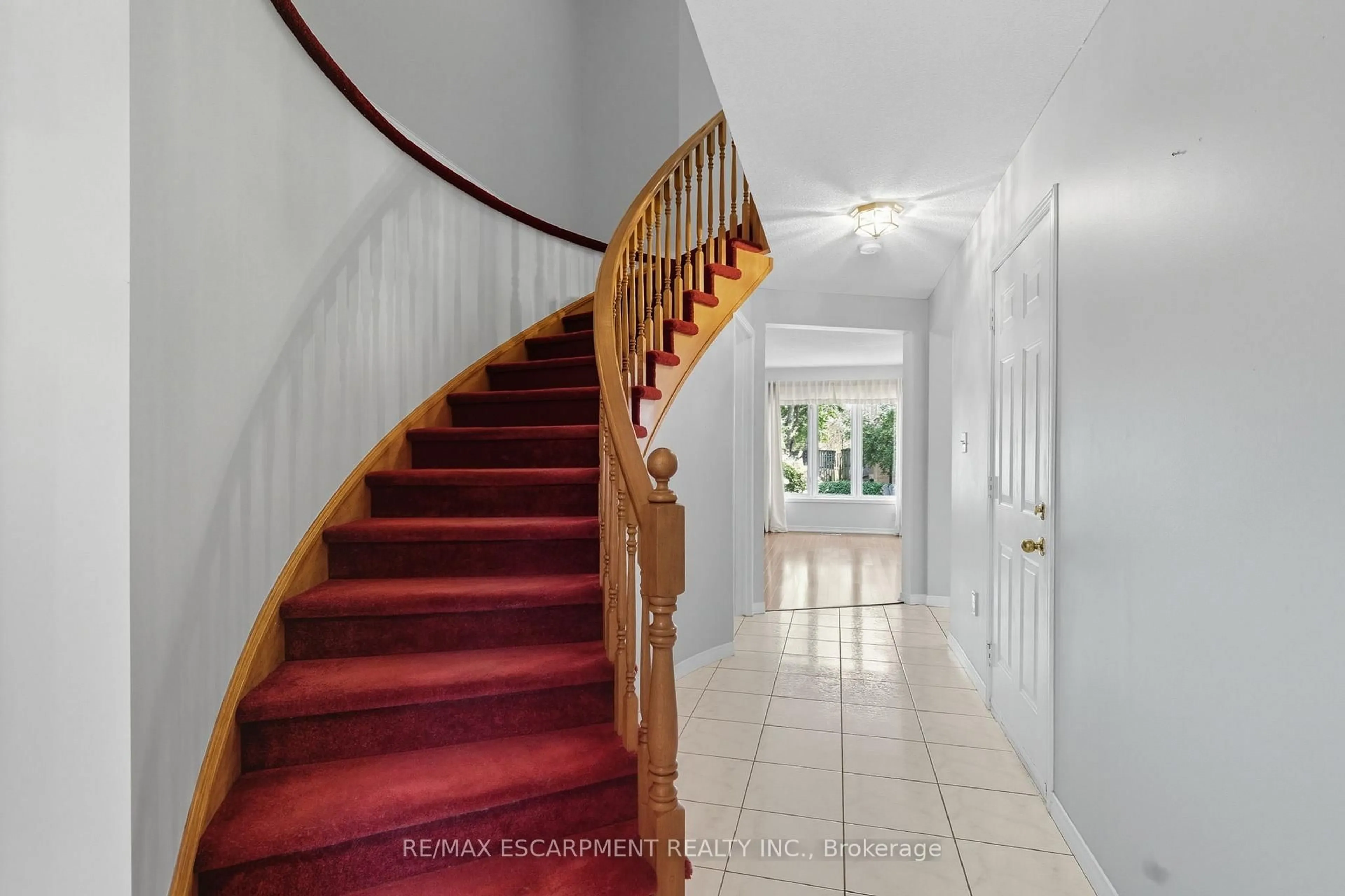 Indoor foyer for 57 Pinewoods Dr, Hamilton Ontario L8J 2T6