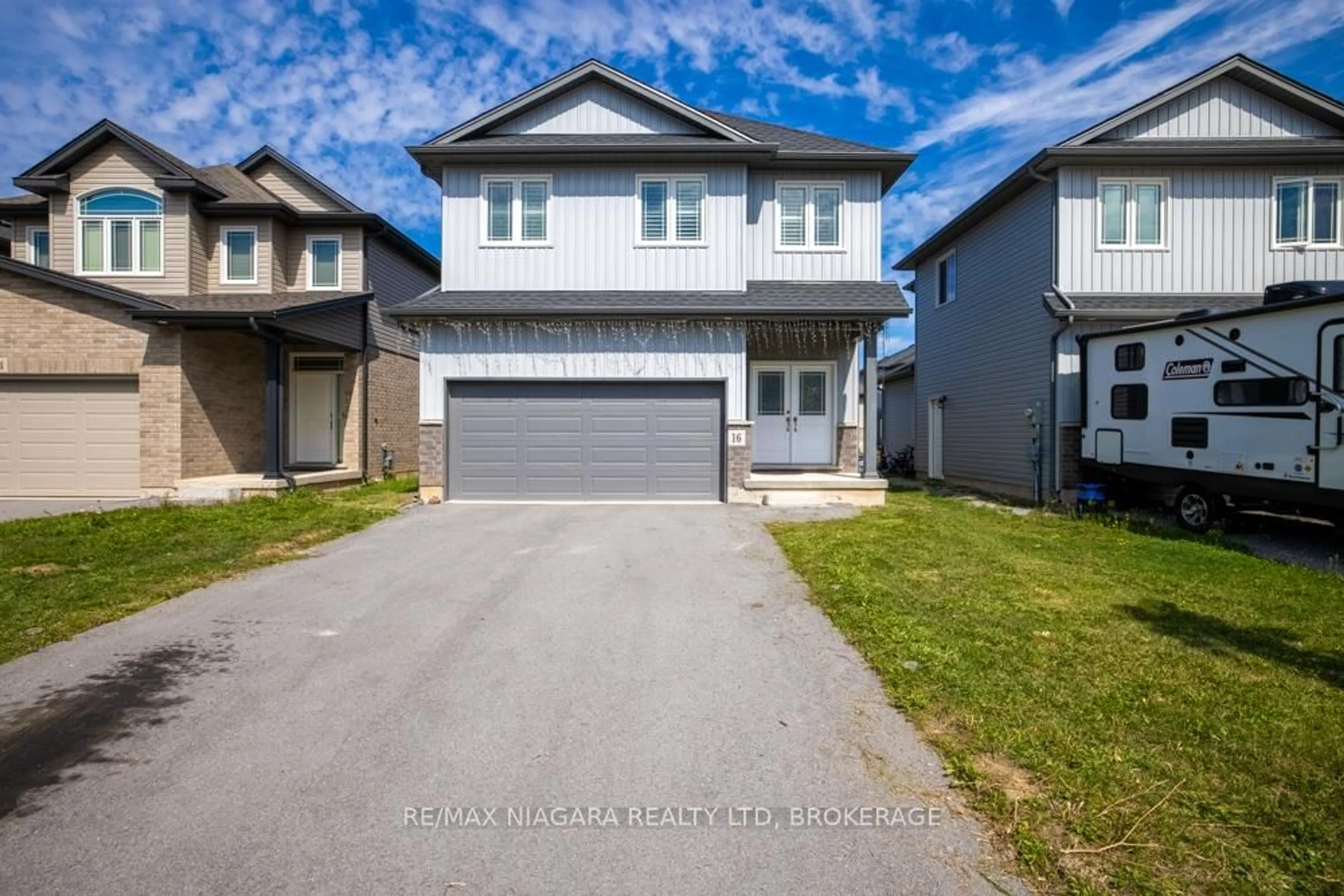 Home with vinyl exterior material, street for 16 Bowman Cres, Thorold Ontario L2V 0G3