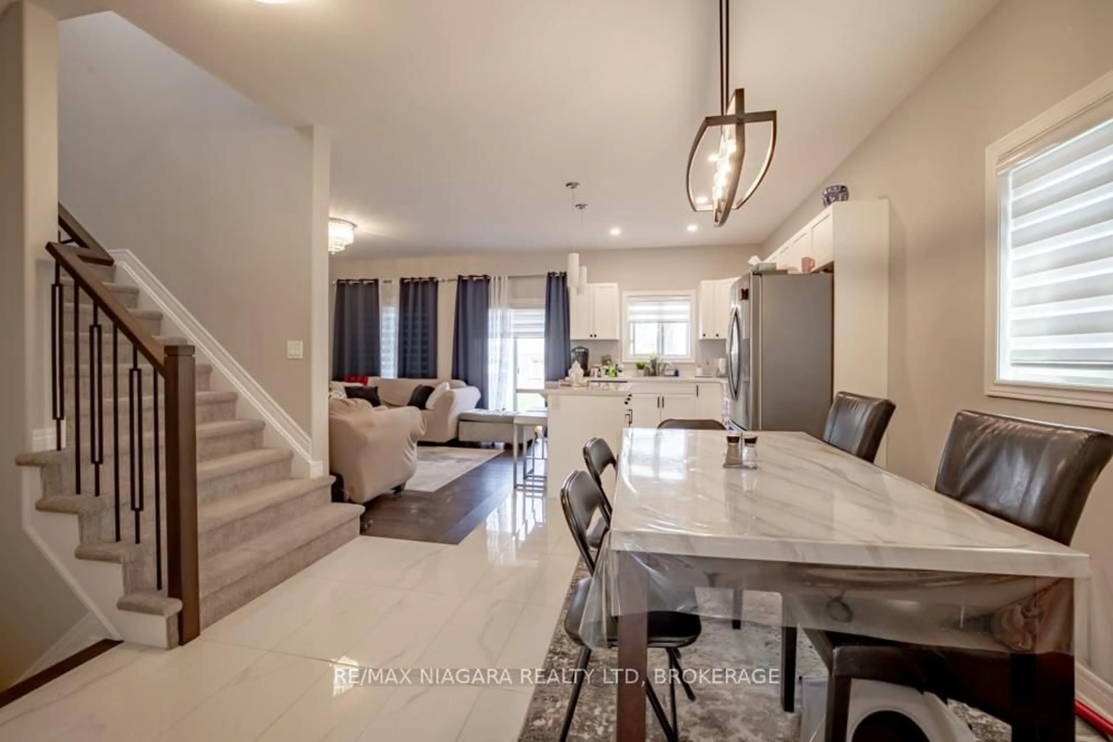 Open concept kitchen, unknown for 16 Bowman Cres, Thorold Ontario L2V 0G3