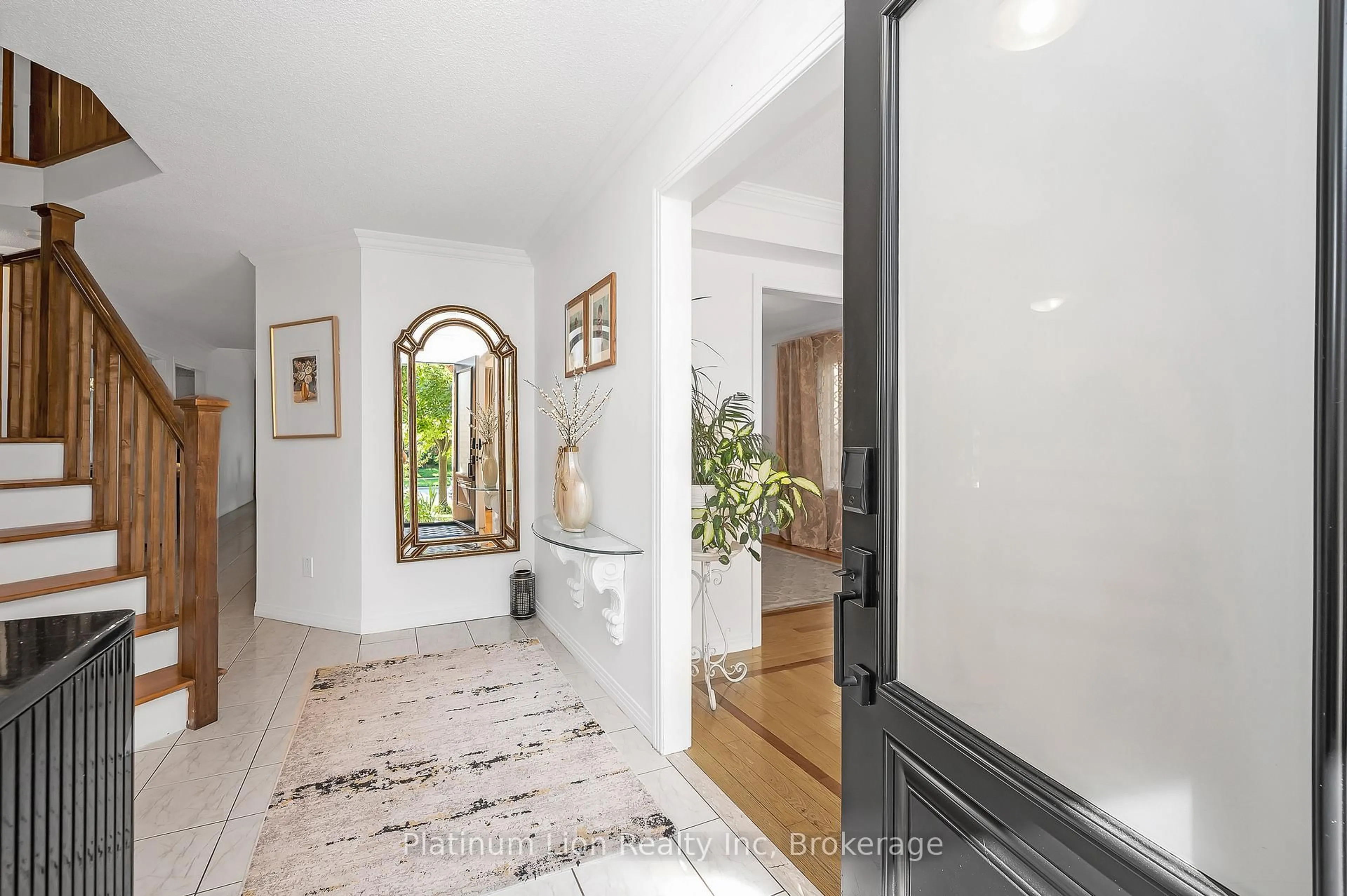 Indoor entryway for 13 Brookhurst Cres, Hamilton Ontario L0R 2H3