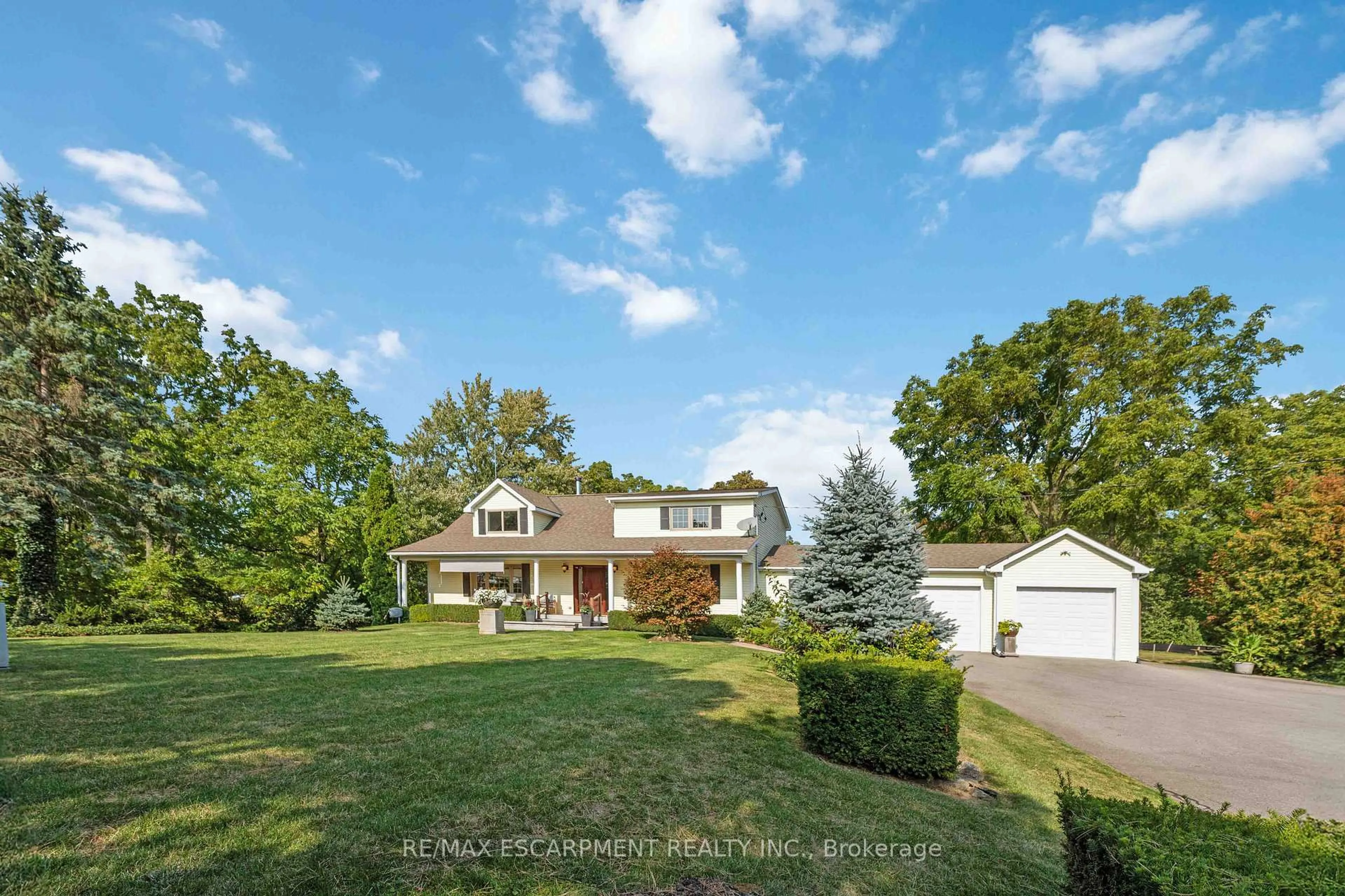 A pic from outside/outdoor area/front of a property/back of a property/a pic from drone, unknown for 493 Ridge Rd, Grimsby Ontario L3M 0K5