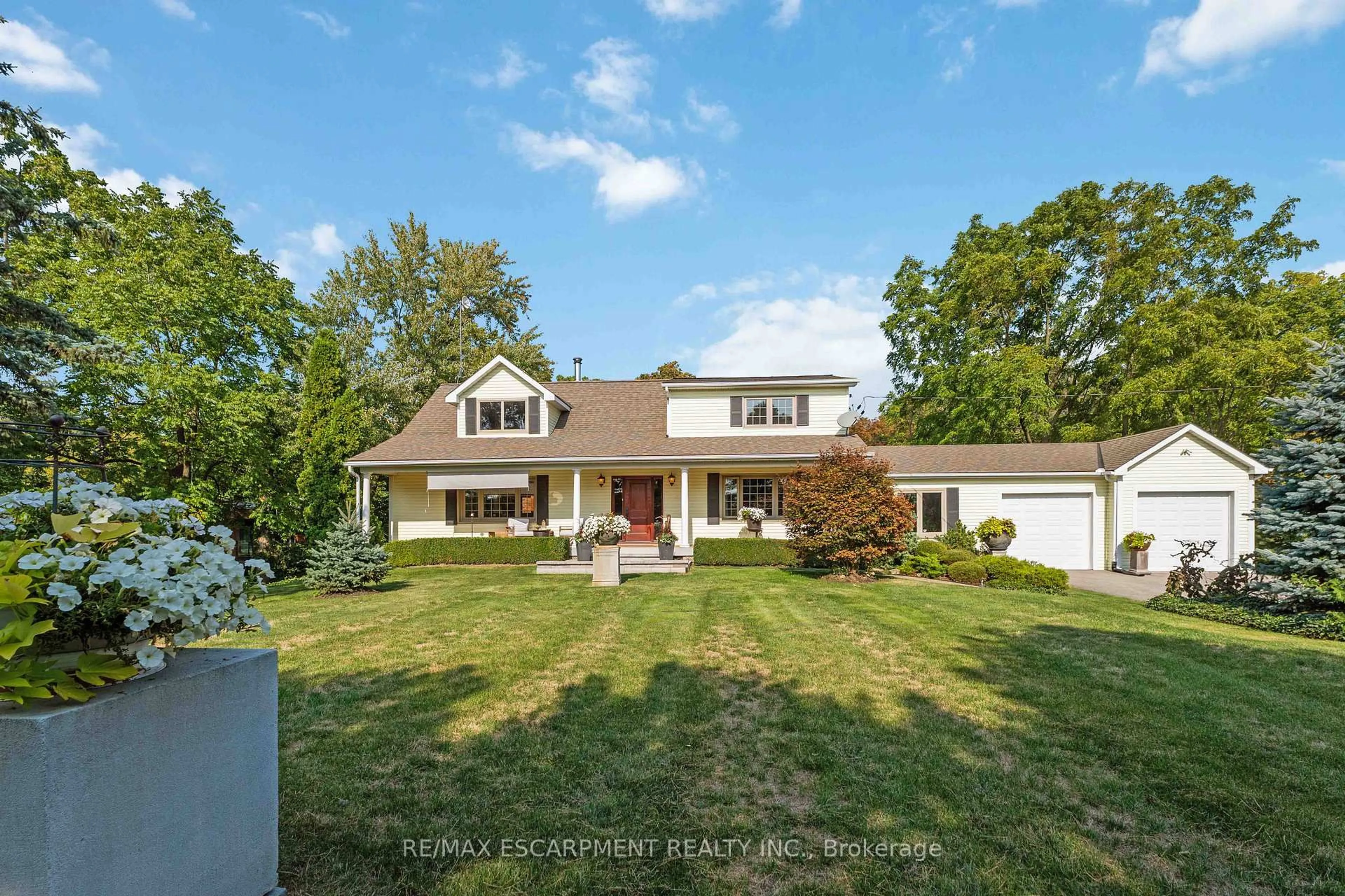 A pic from outside/outdoor area/front of a property/back of a property/a pic from drone, street for 493 Ridge Rd, Grimsby Ontario L3M 0K5
