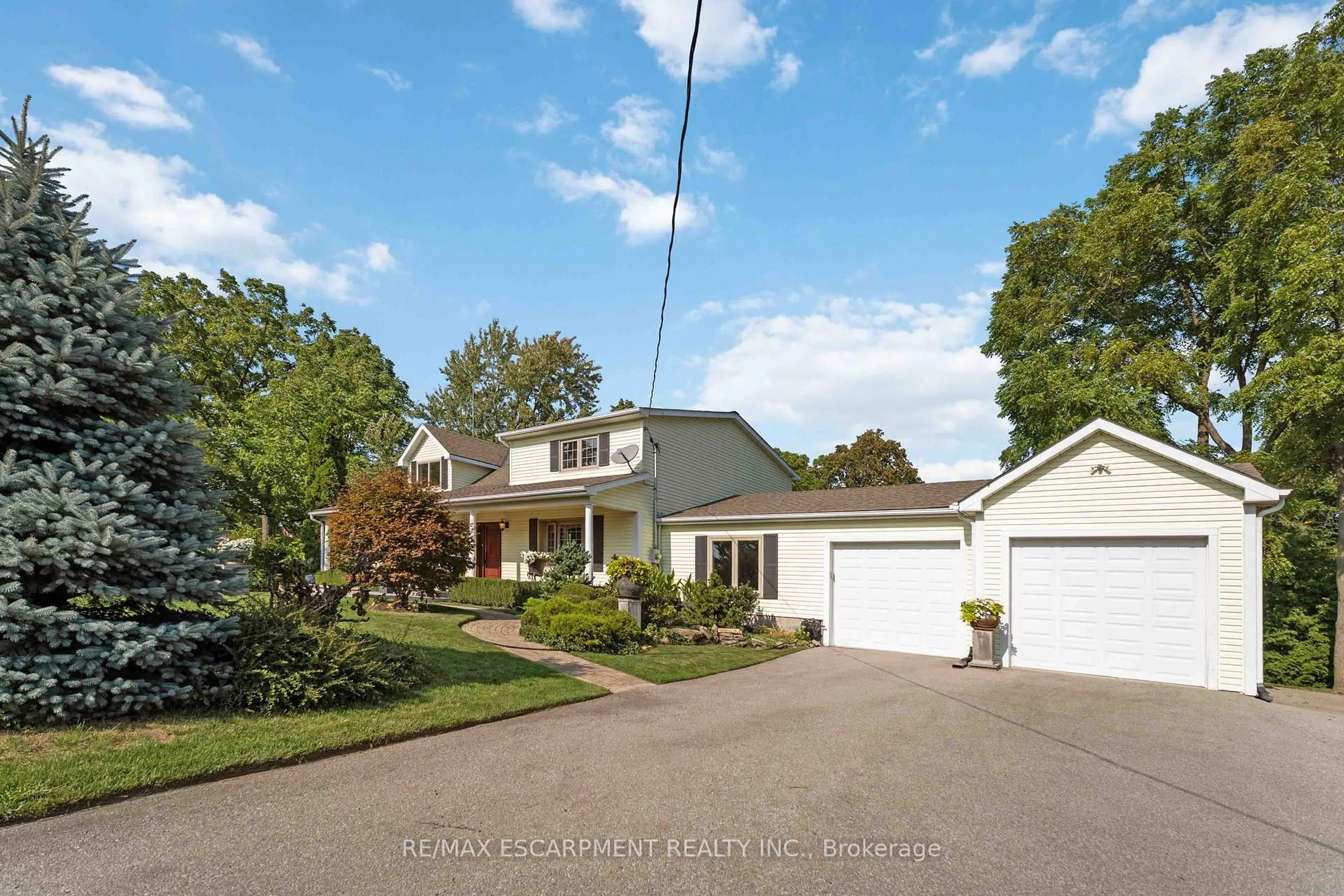 A pic from outside/outdoor area/front of a property/back of a property/a pic from drone, street for 493 Ridge Rd, Grimsby Ontario L3M 0K5