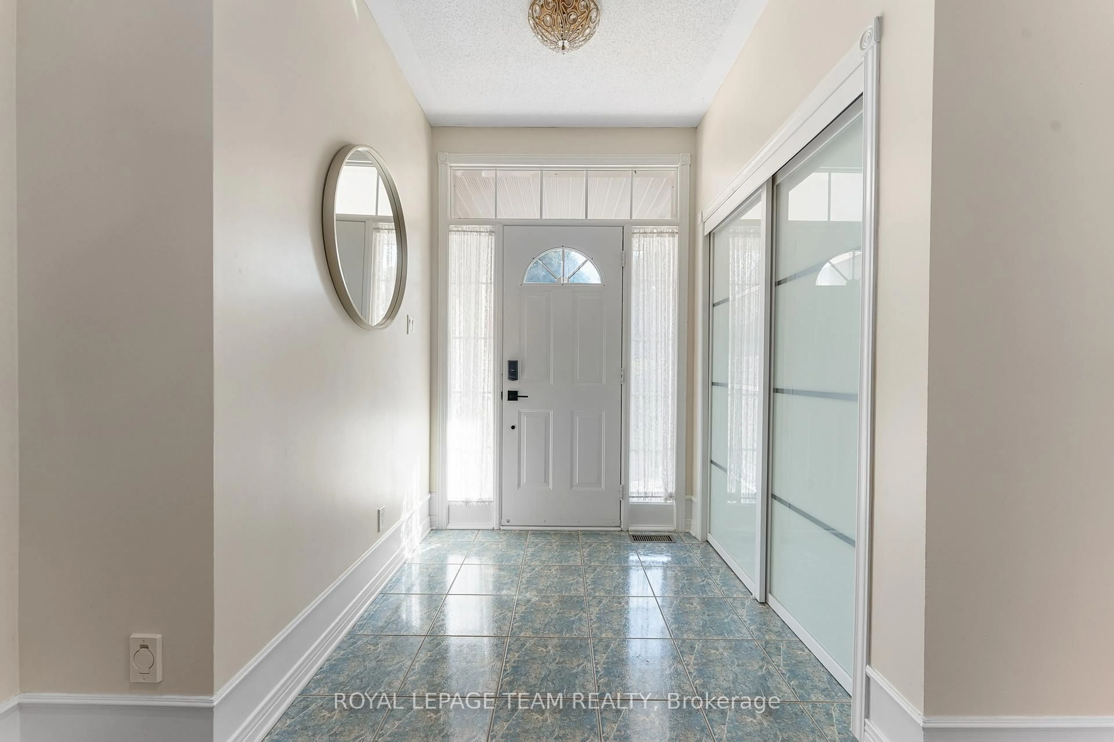 Indoor entryway for 19 Black Tern Cres, Ottawa Ontario K2M 2Z4