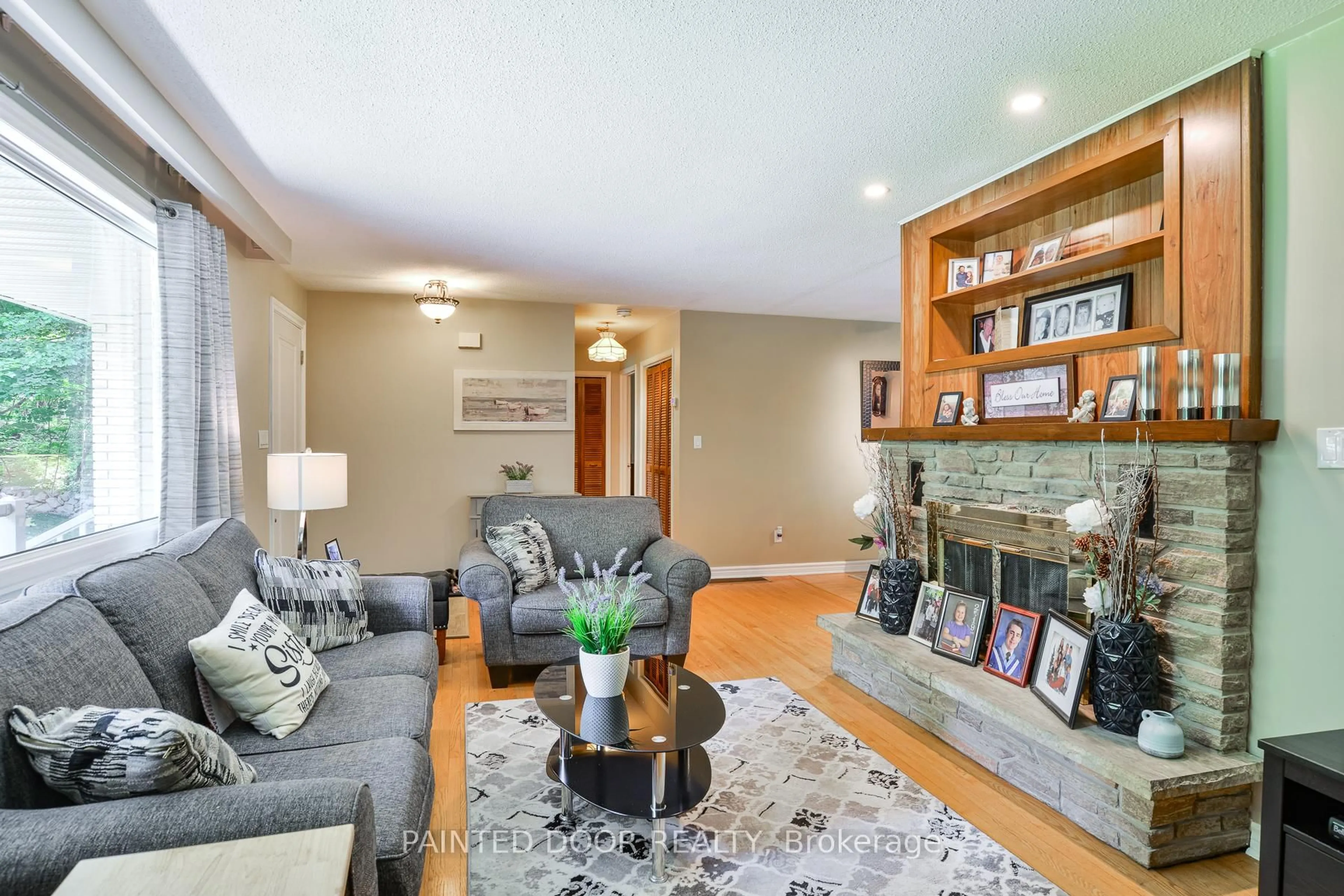 Living room with furniture, unknown for 105 Wellington St, Gravenhurst Ontario P1P 1B2