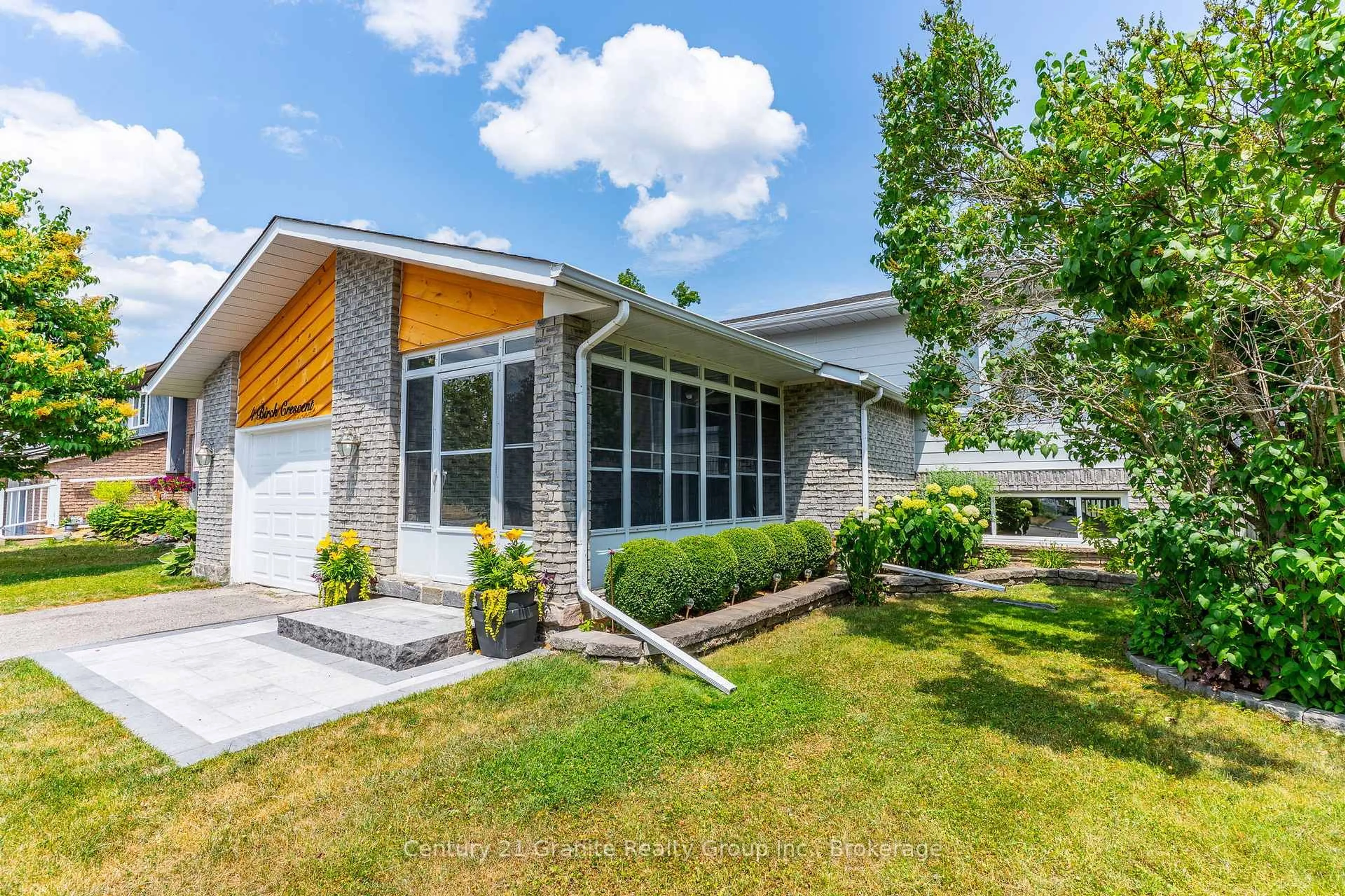 Home with vinyl exterior material, unknown for 4 Birch Cres, Kawartha Lakes Ontario K0M 1A0