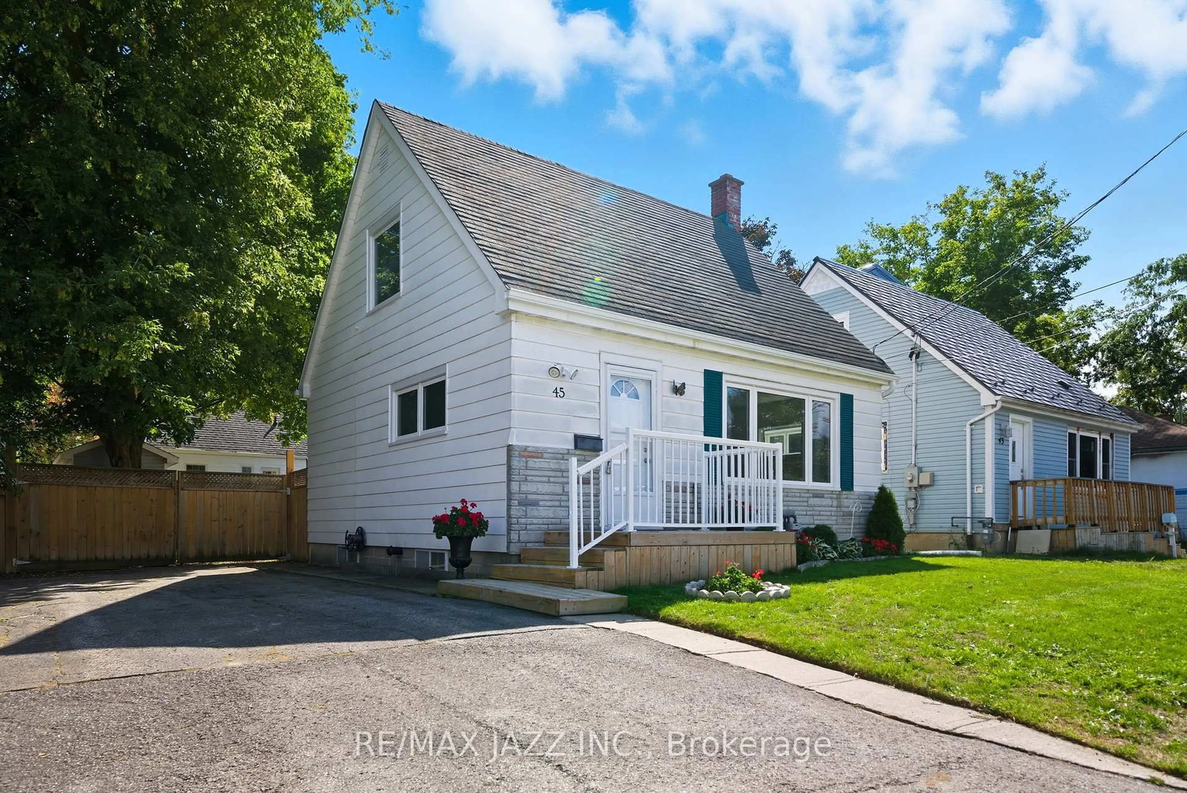 Home with vinyl exterior material, street for 45 Kent St, Kawartha Lakes Ontario K9V 2C4