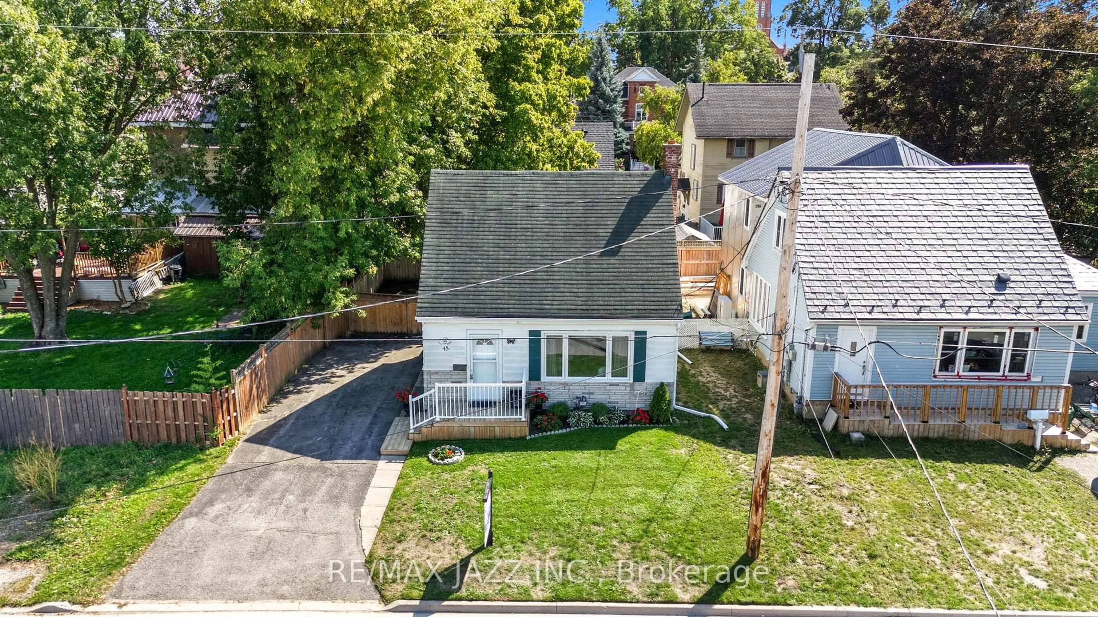 A pic from outside/outdoor area/front of a property/back of a property/a pic from drone, street for 45 Kent St, Kawartha Lakes Ontario K9V 2C4