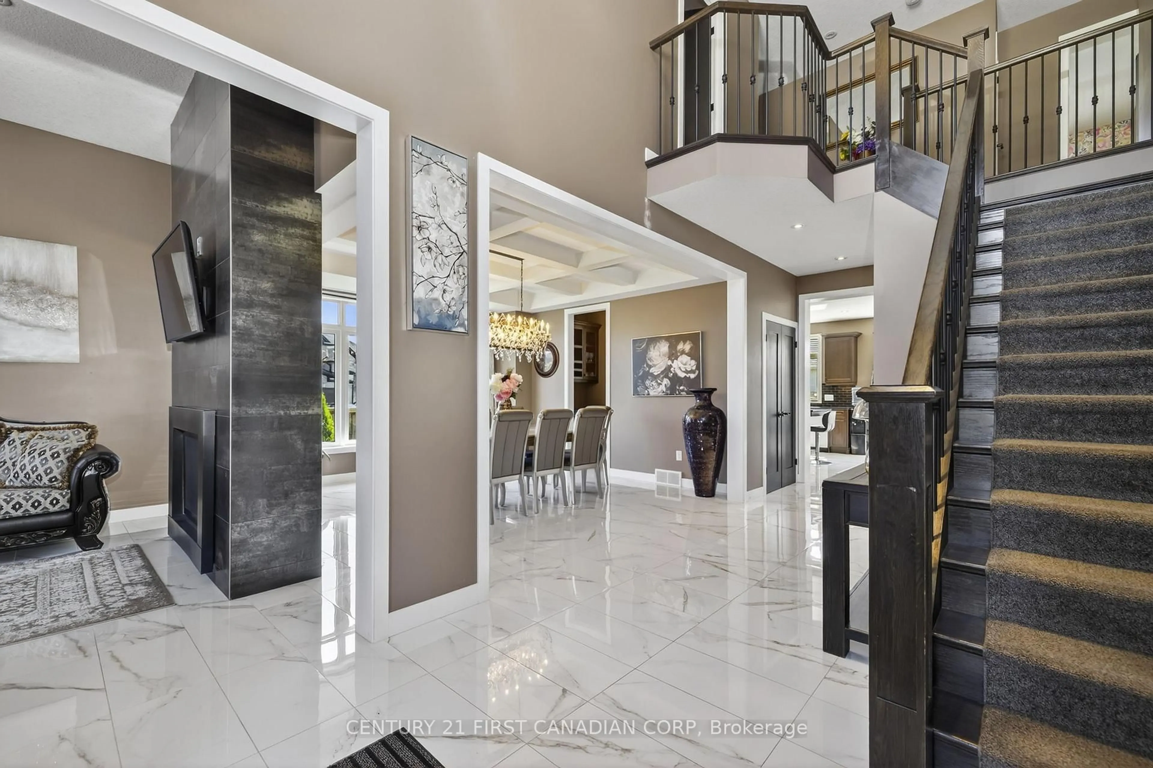 Indoor foyer for 703 Zaifman Circ, London North Ontario N5X 0M8
