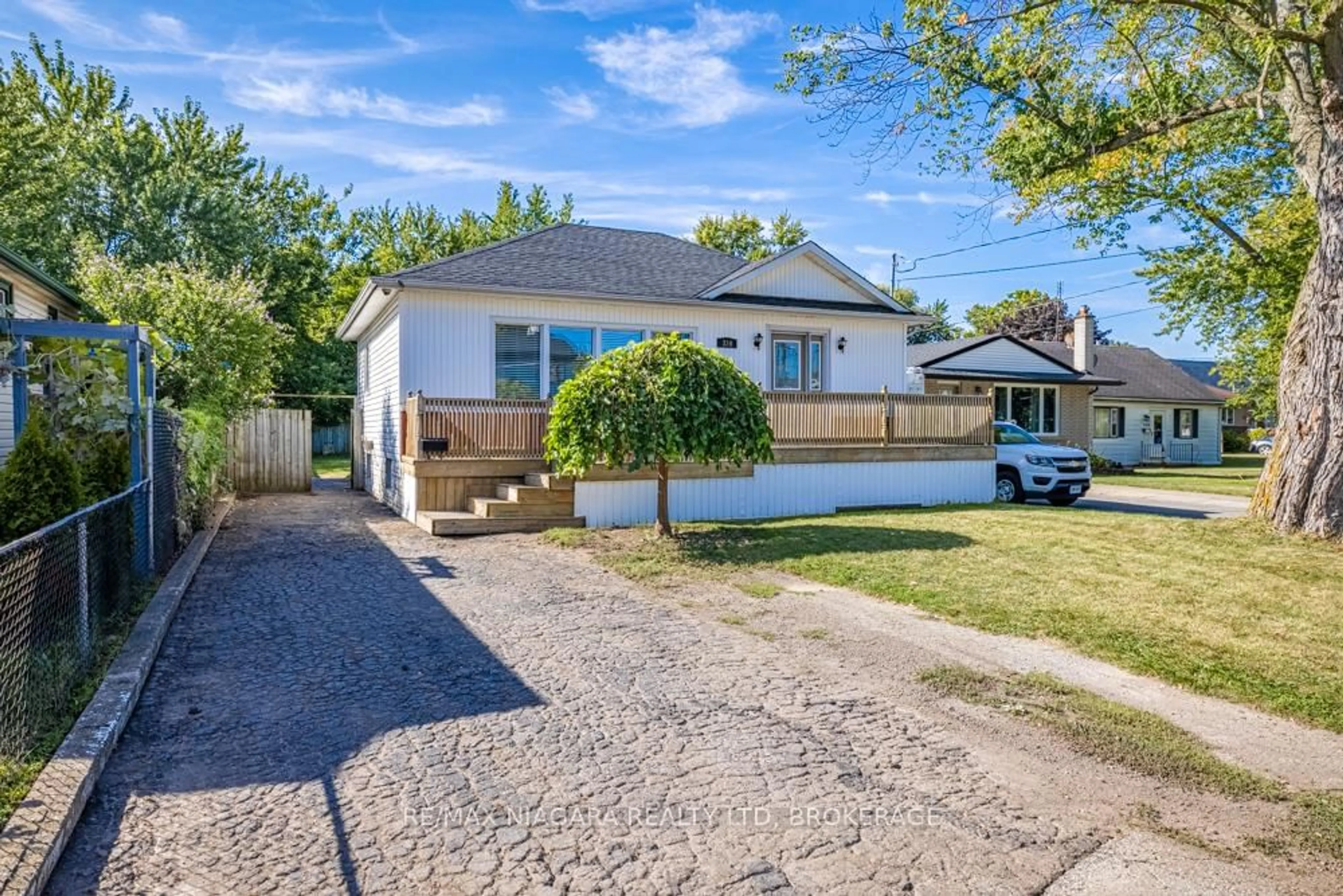 A pic from outside/outdoor area/front of a property/back of a property/a pic from drone, street for 324 Linwell Rd, St. Catharines Ontario L2N 1T4