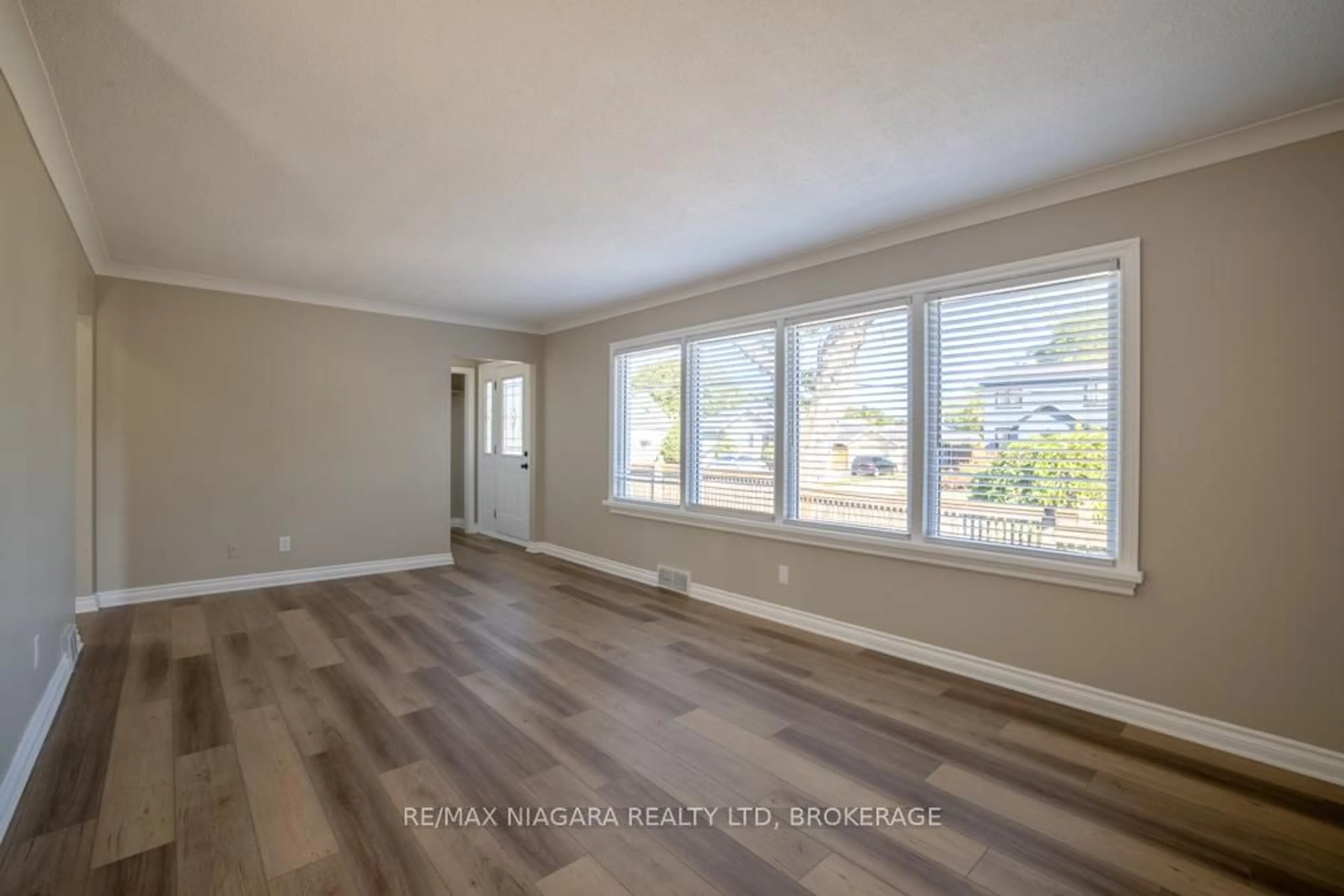 A pic of a room for 324 Linwell Rd, St. Catharines Ontario L2N 1T4