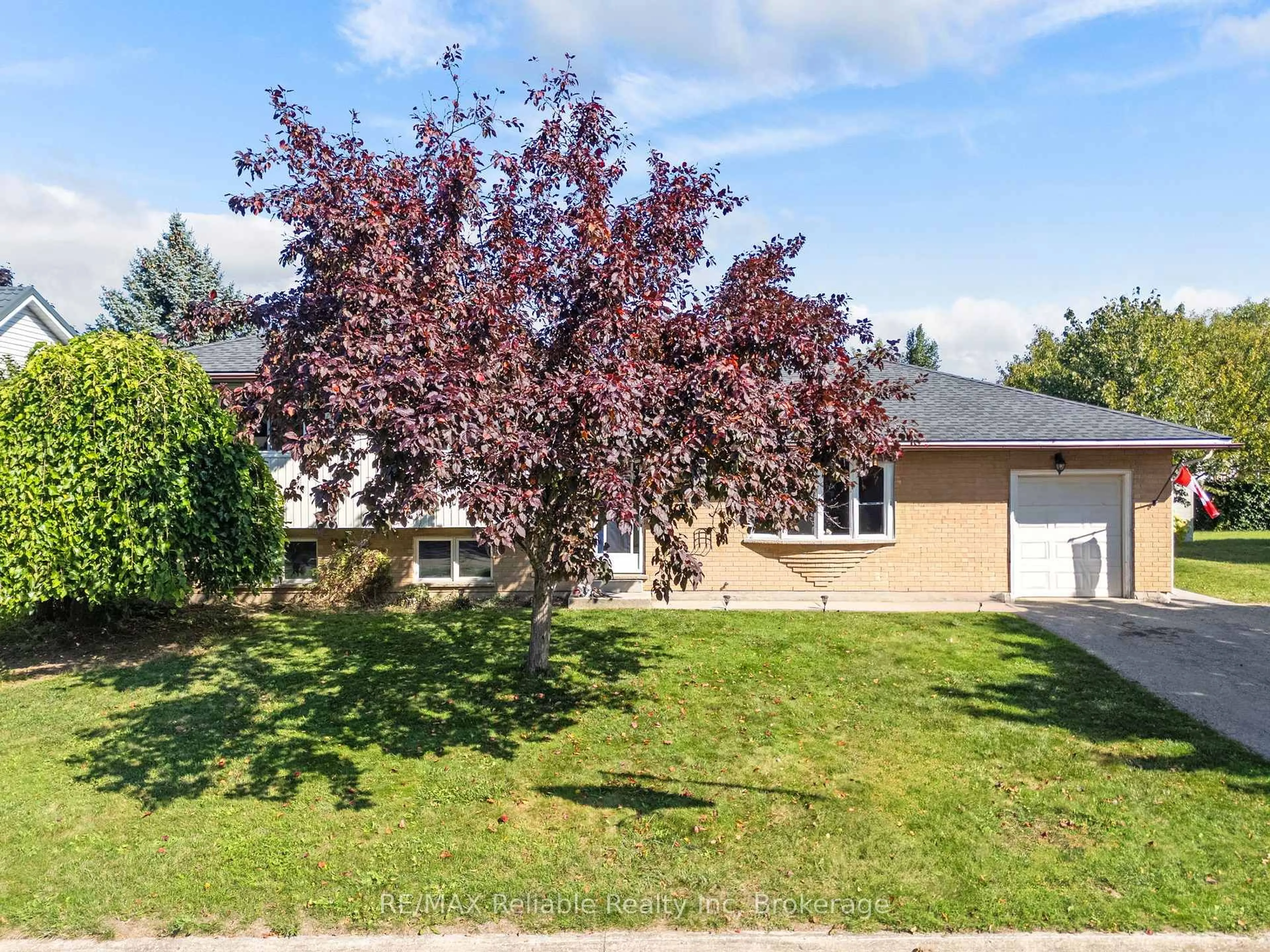 Home with vinyl exterior material, street for 36 Lee Cres, Goderich Ontario N7A 4L3