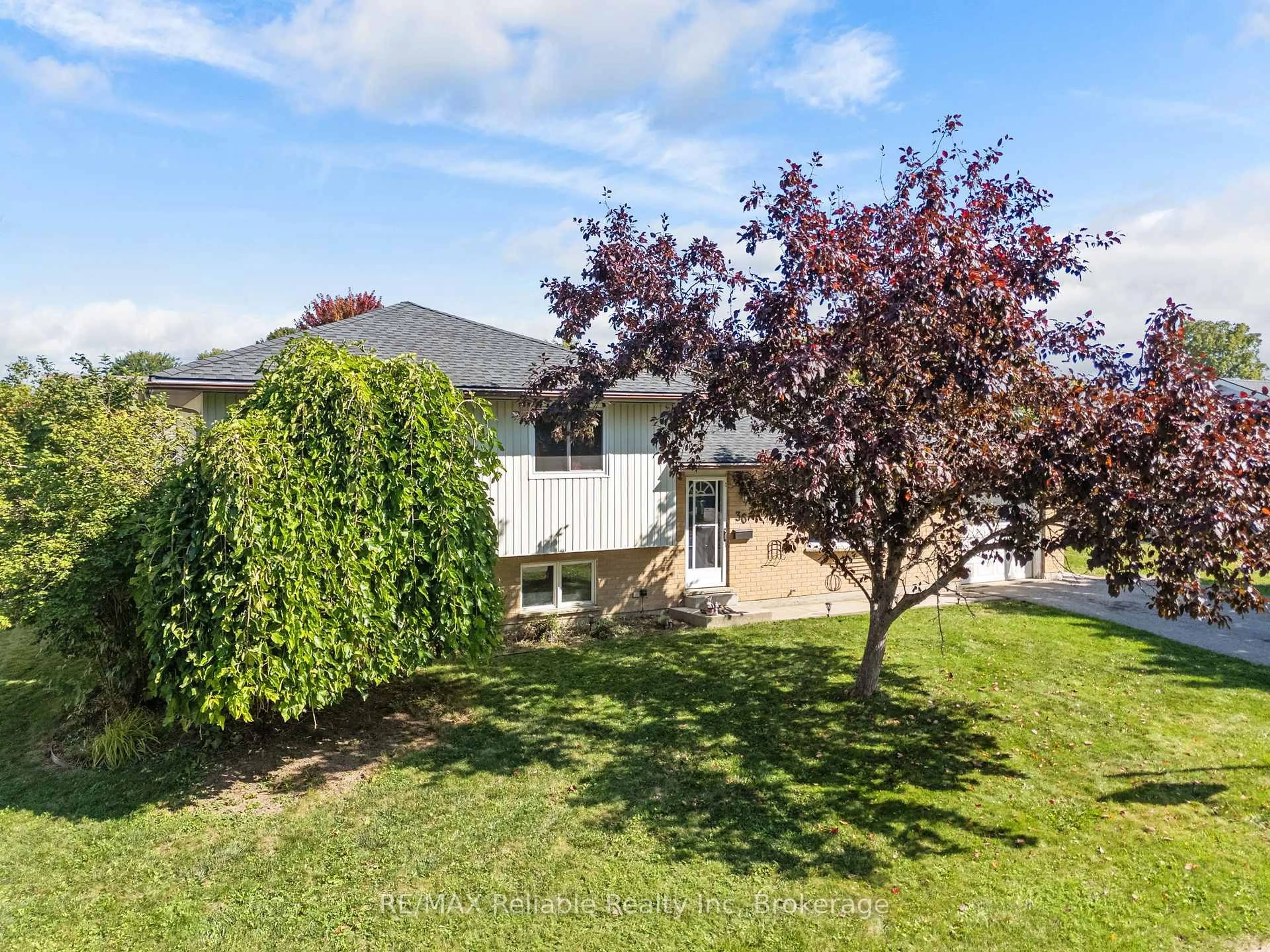 A pic from outside/outdoor area/front of a property/back of a property/a pic from drone, street for 36 Lee Cres, Goderich Ontario N7A 4L3
