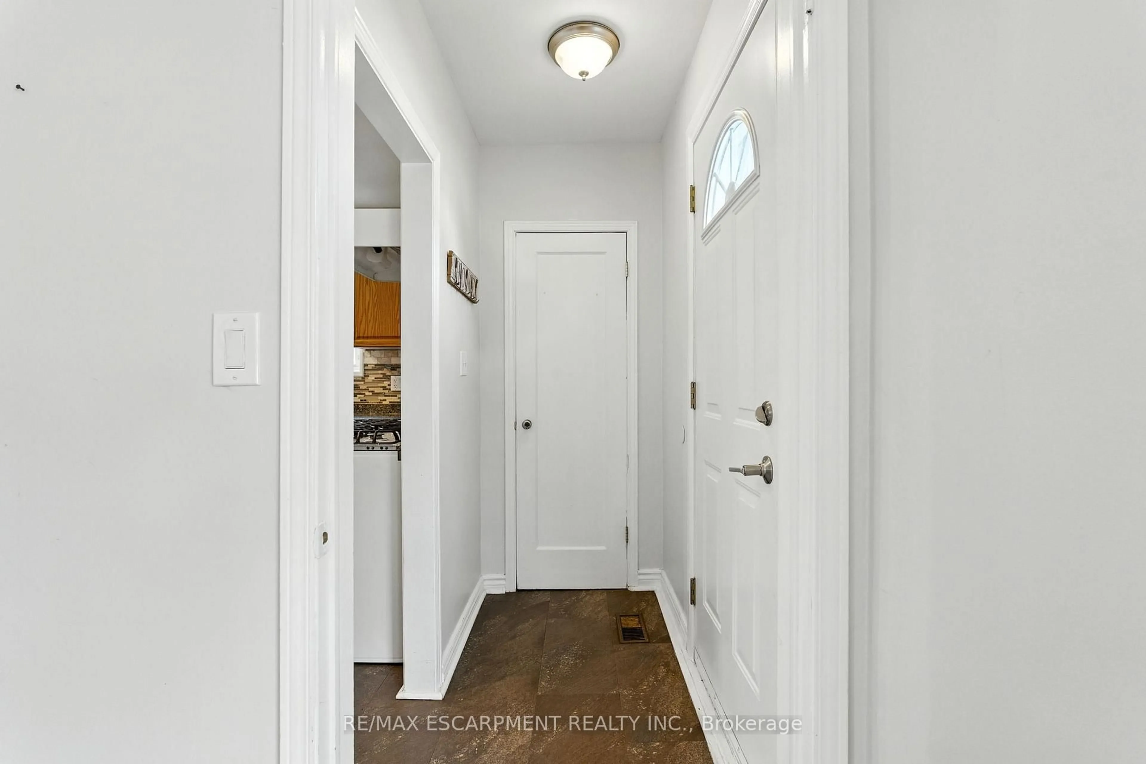 Indoor entryway for 261 East 14th St, Hamilton Ontario L9A 4B8