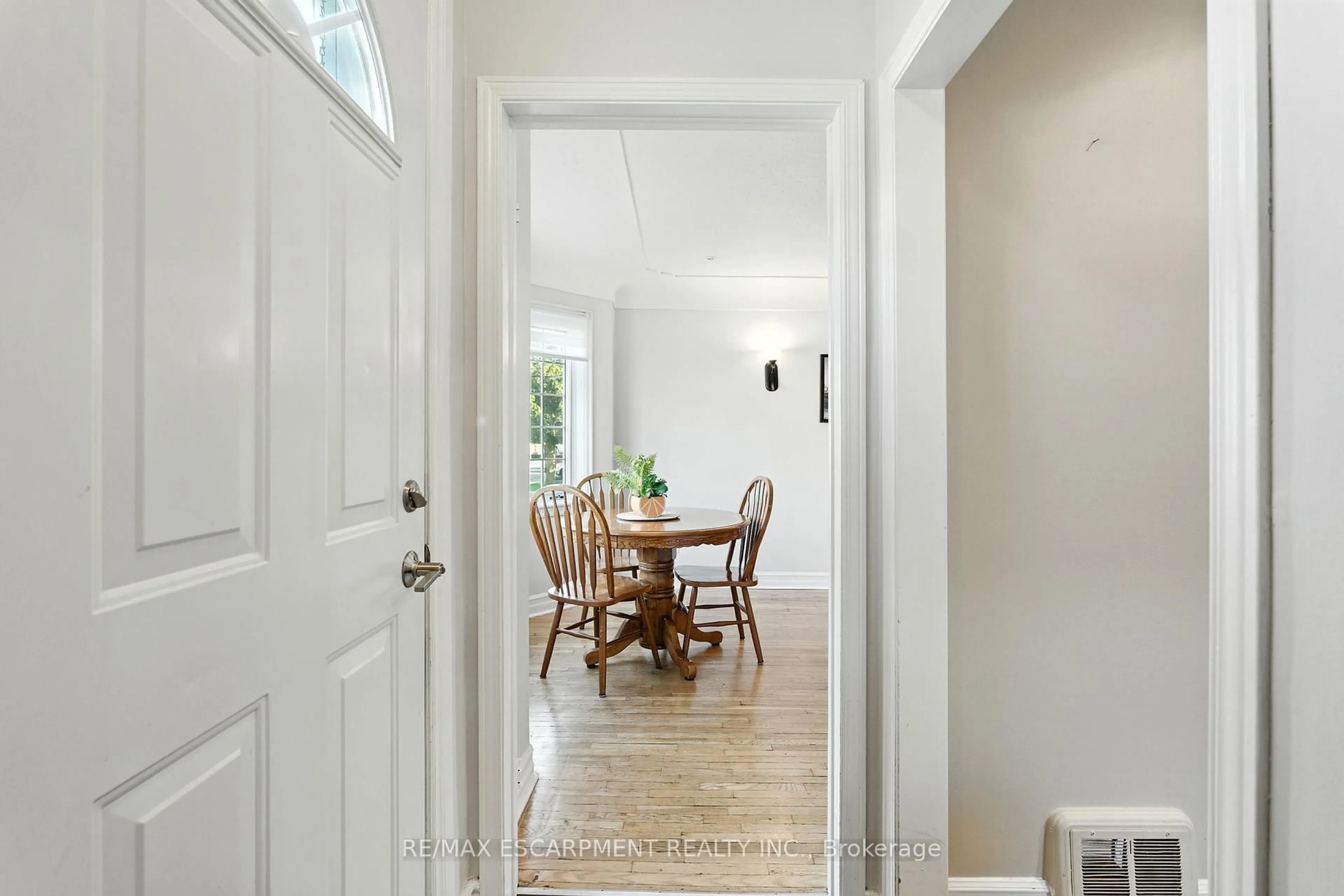 Indoor entryway for 261 East 14th St, Hamilton Ontario L9A 4B8