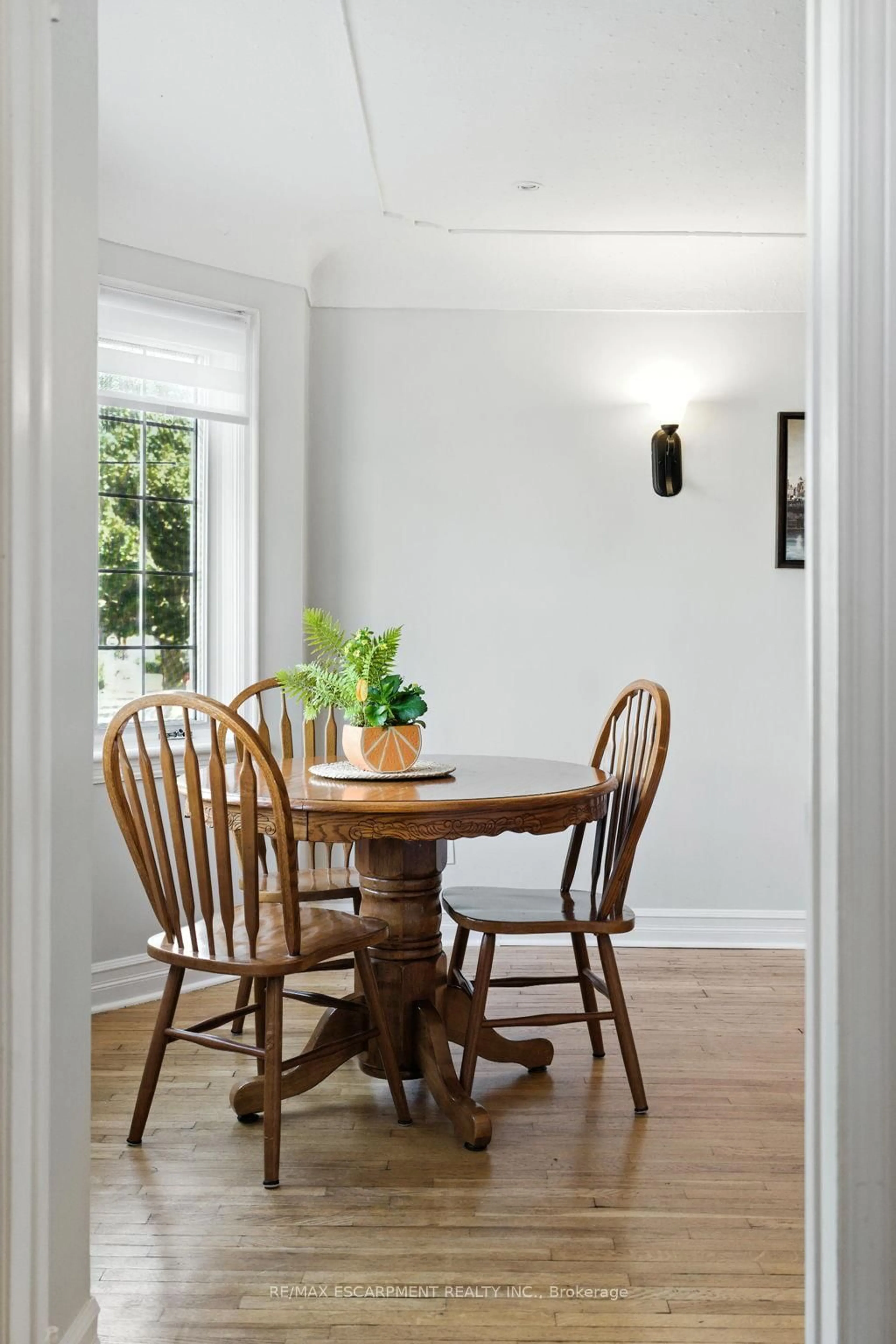 Dining room, wood/laminate floor for 261 East 14th St, Hamilton Ontario L9A 4B8