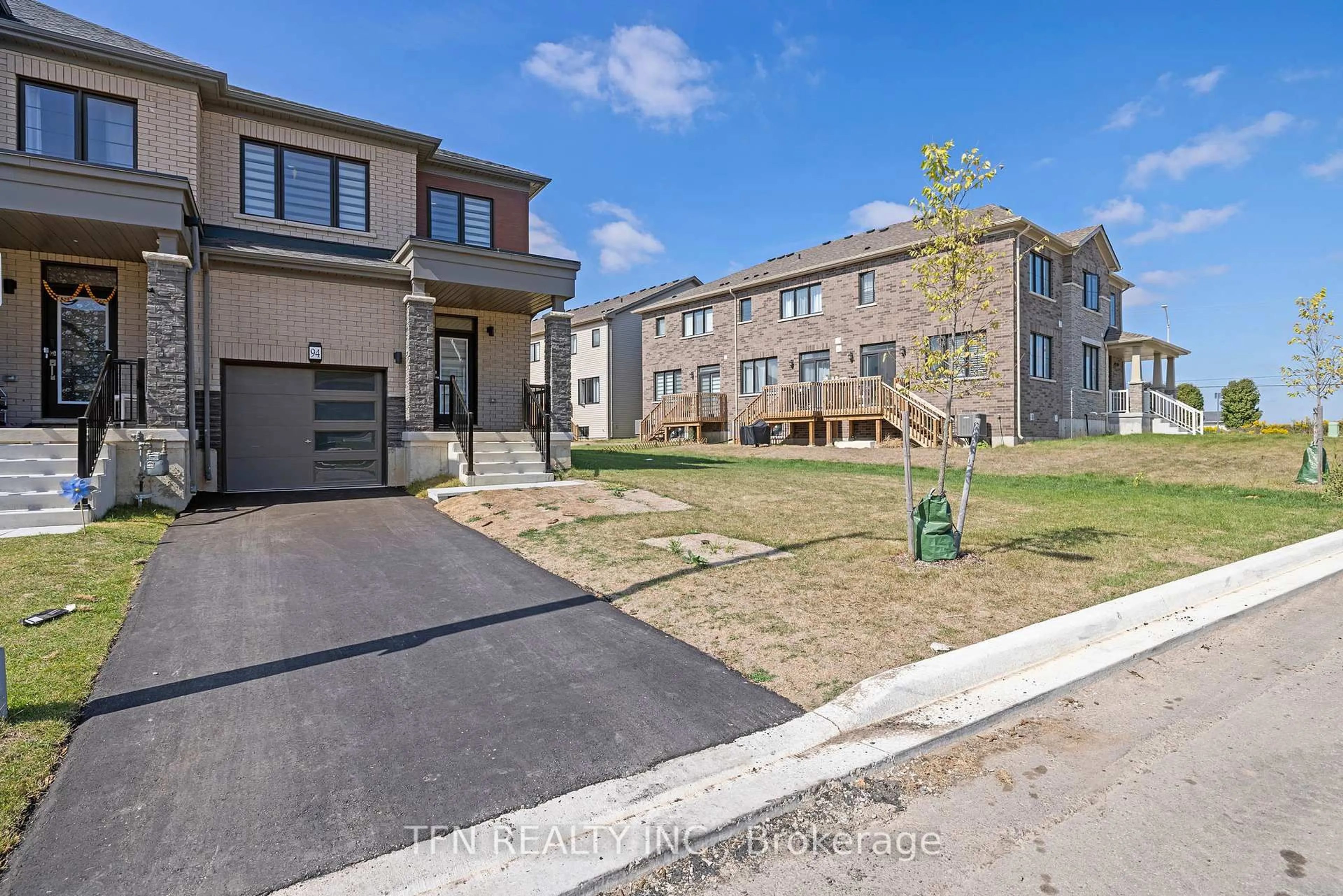 A pic from outside/outdoor area/front of a property/back of a property/a pic from drone, street for 94 Granville Cres, Haldimand Ontario N3W 0J8