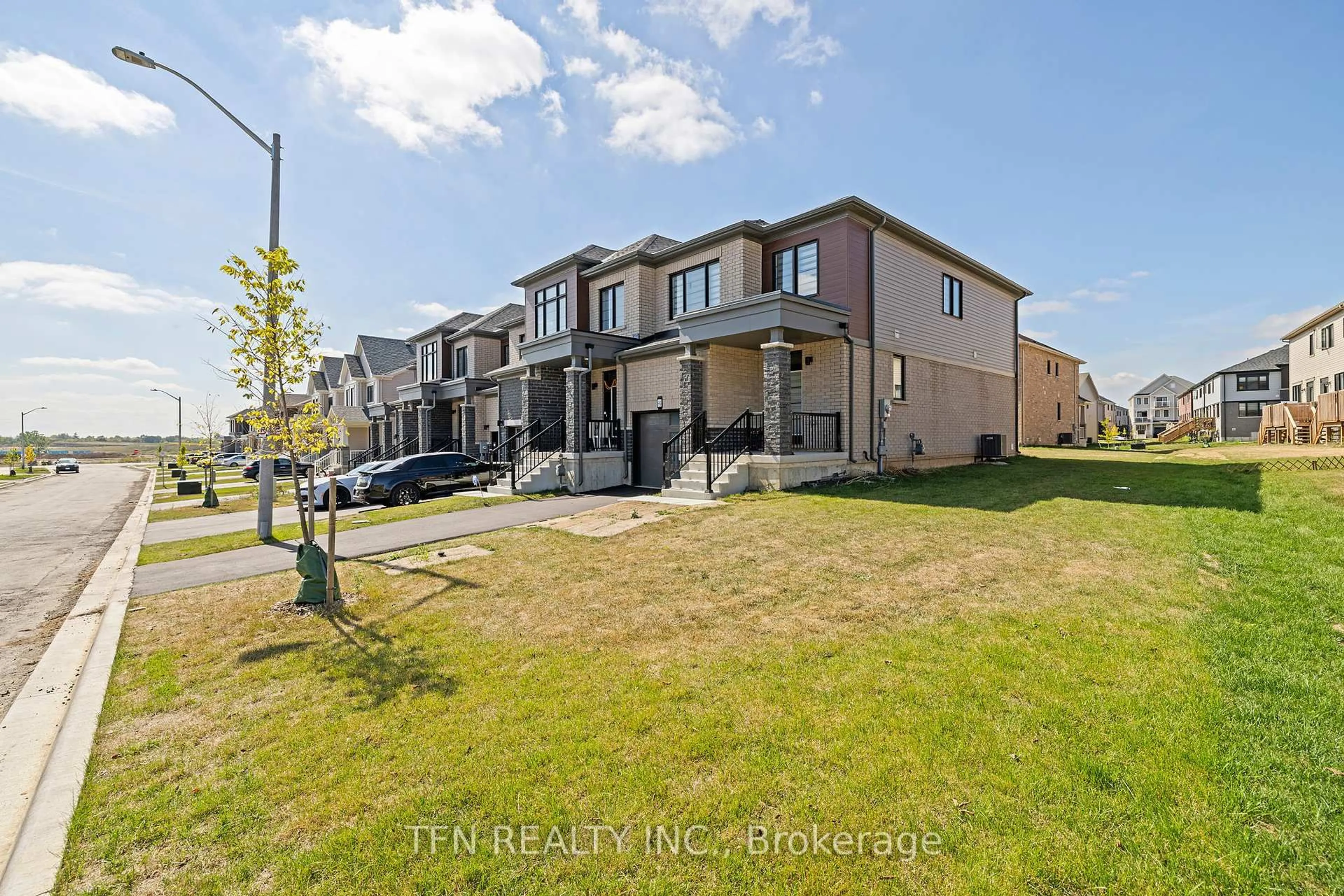 A pic from outside/outdoor area/front of a property/back of a property/a pic from drone, street for 94 Granville Cres, Haldimand Ontario N3W 0J8