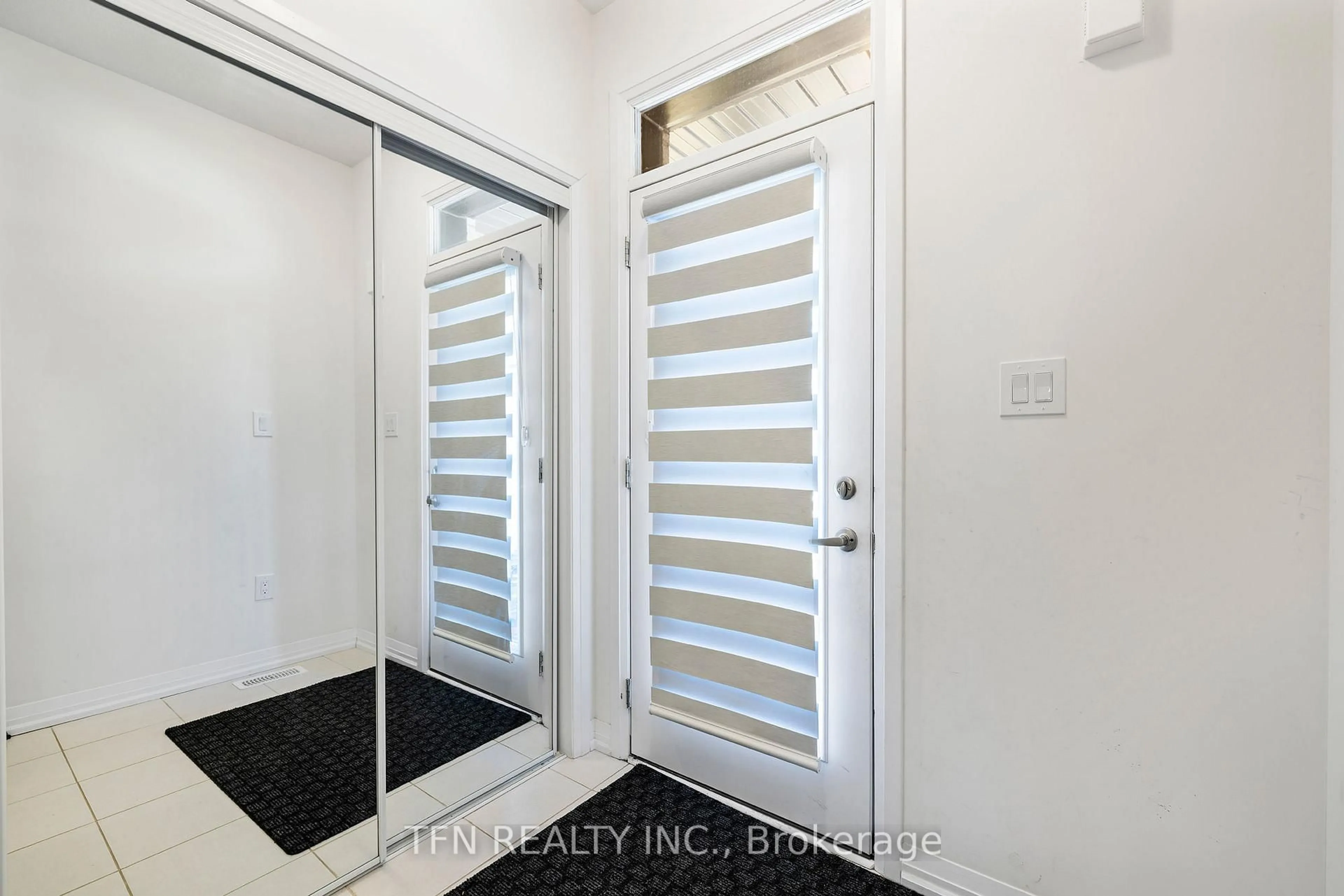Indoor entryway for 94 Granville Cres, Haldimand Ontario N3W 0J8