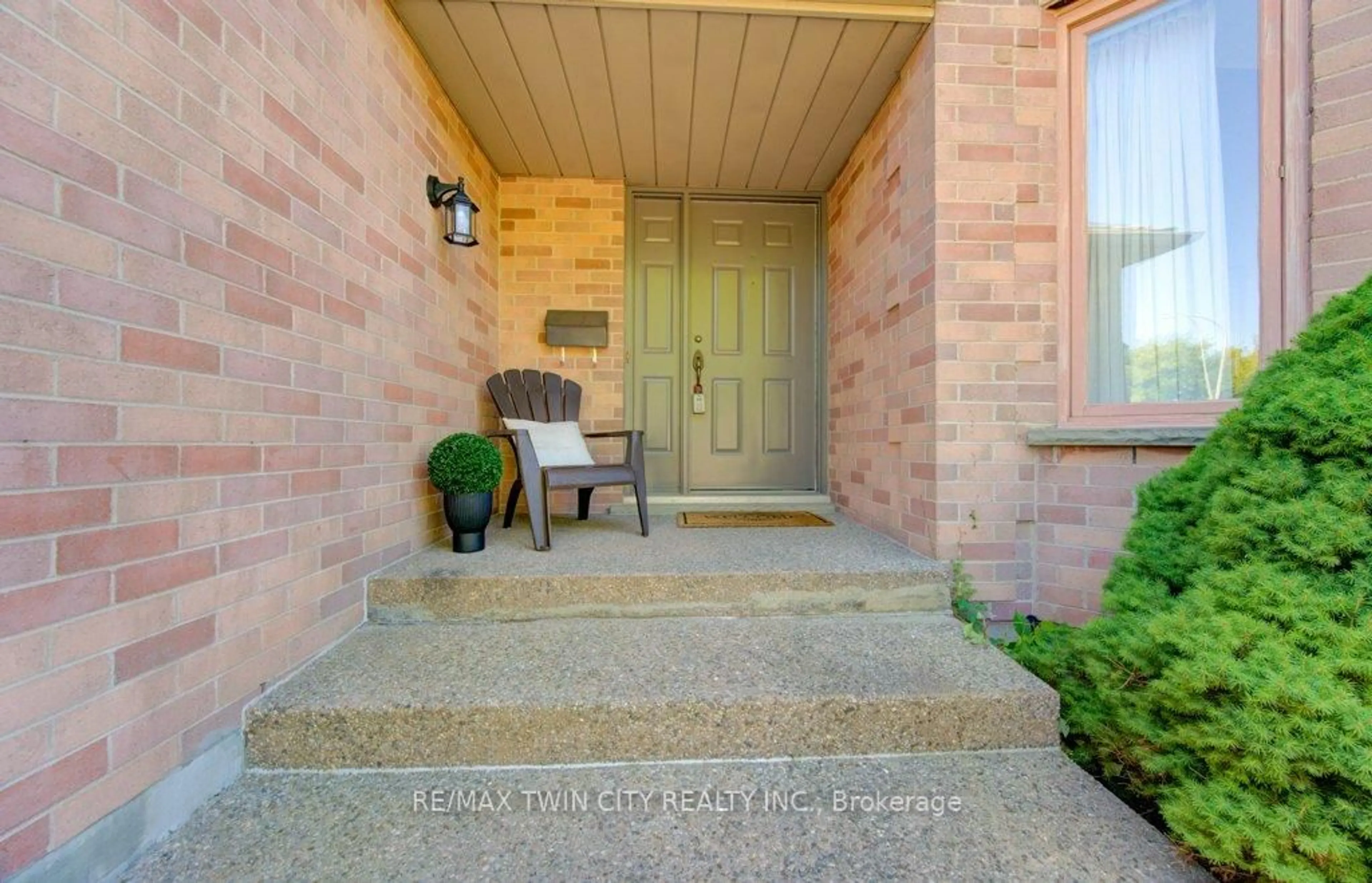 Indoor entryway for 53 Lynnvalley Cres, Kitchener Ontario N2N 3B2