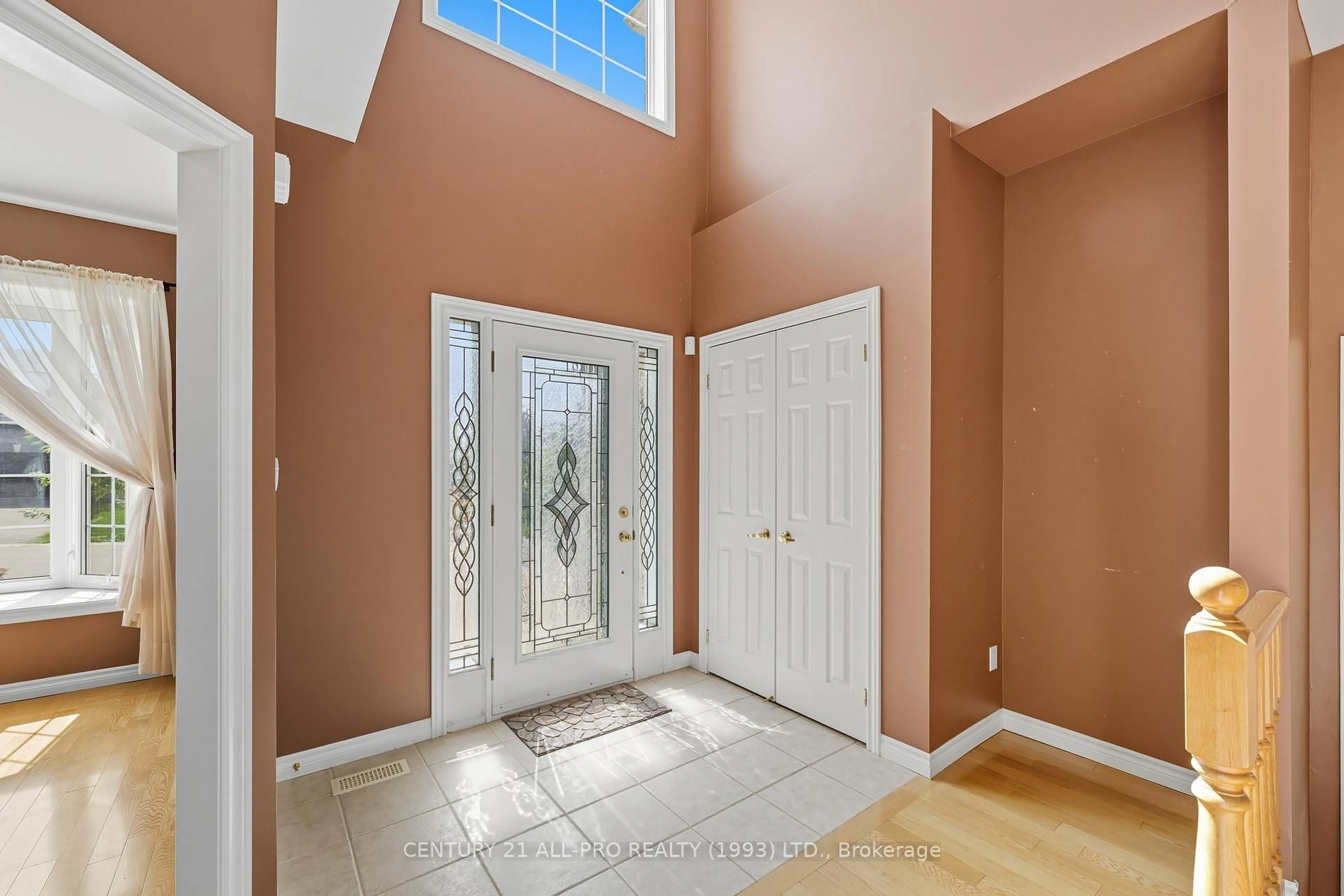 Indoor entryway for 10 Ellis Cres, Kawartha Lakes Ontario K9V 3Y9