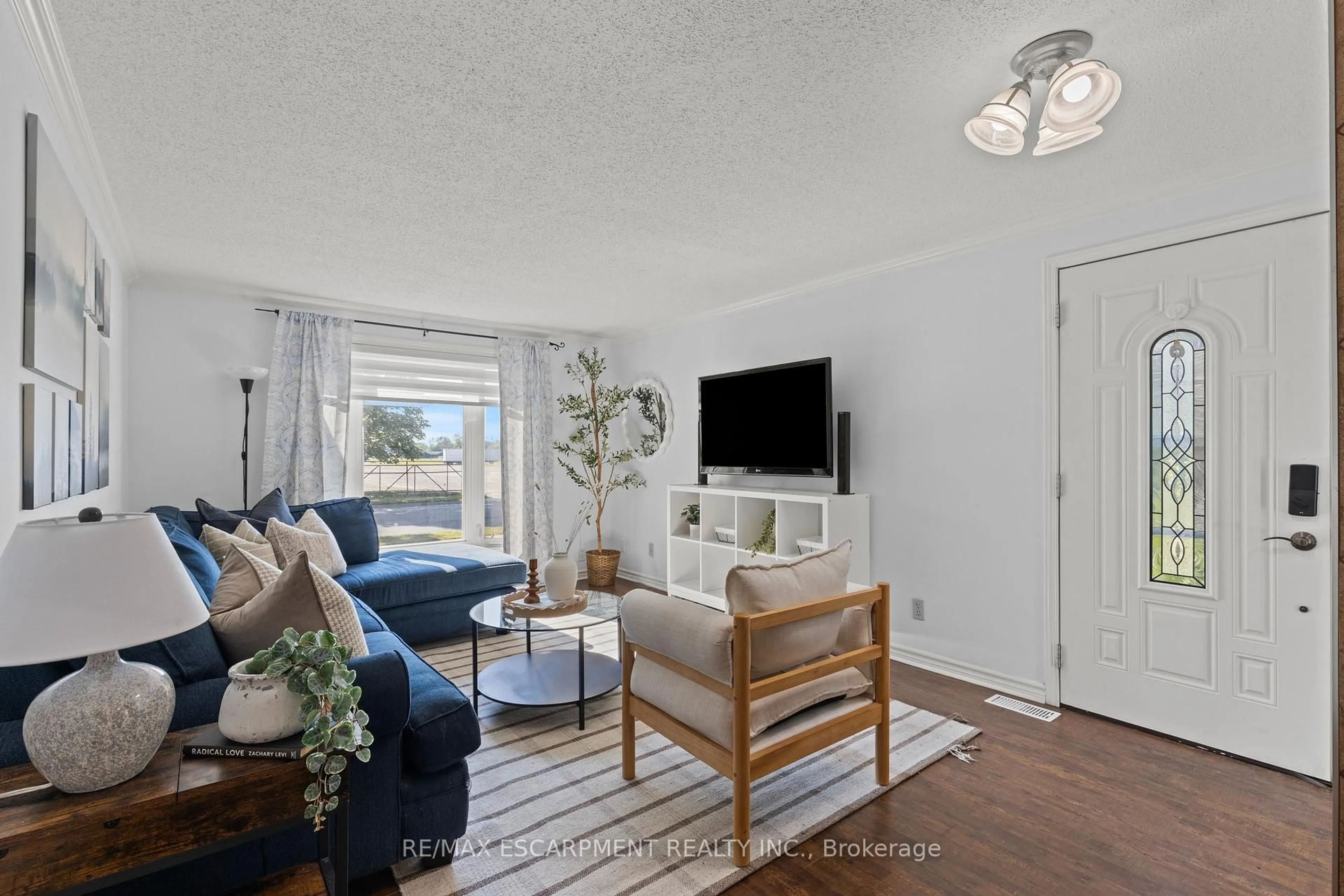 Living room with furniture, unknown for 15 Oak Ave #A, Brant Ontario N3L 3C6