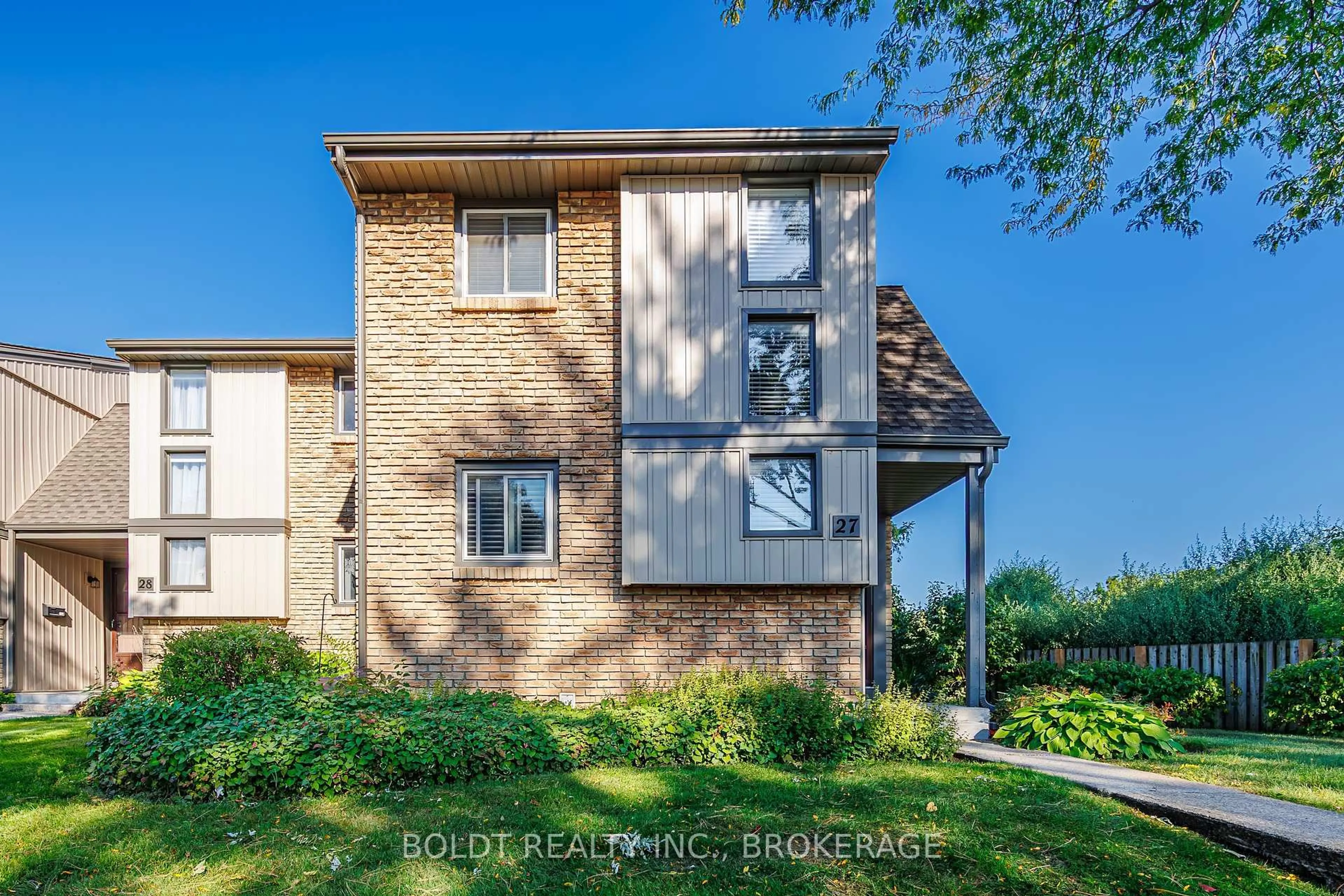 A pic from outside/outdoor area/front of a property/back of a property/a pic from drone, unknown for 302 Vine St #27, St. Catharines Ontario L2M 7M6