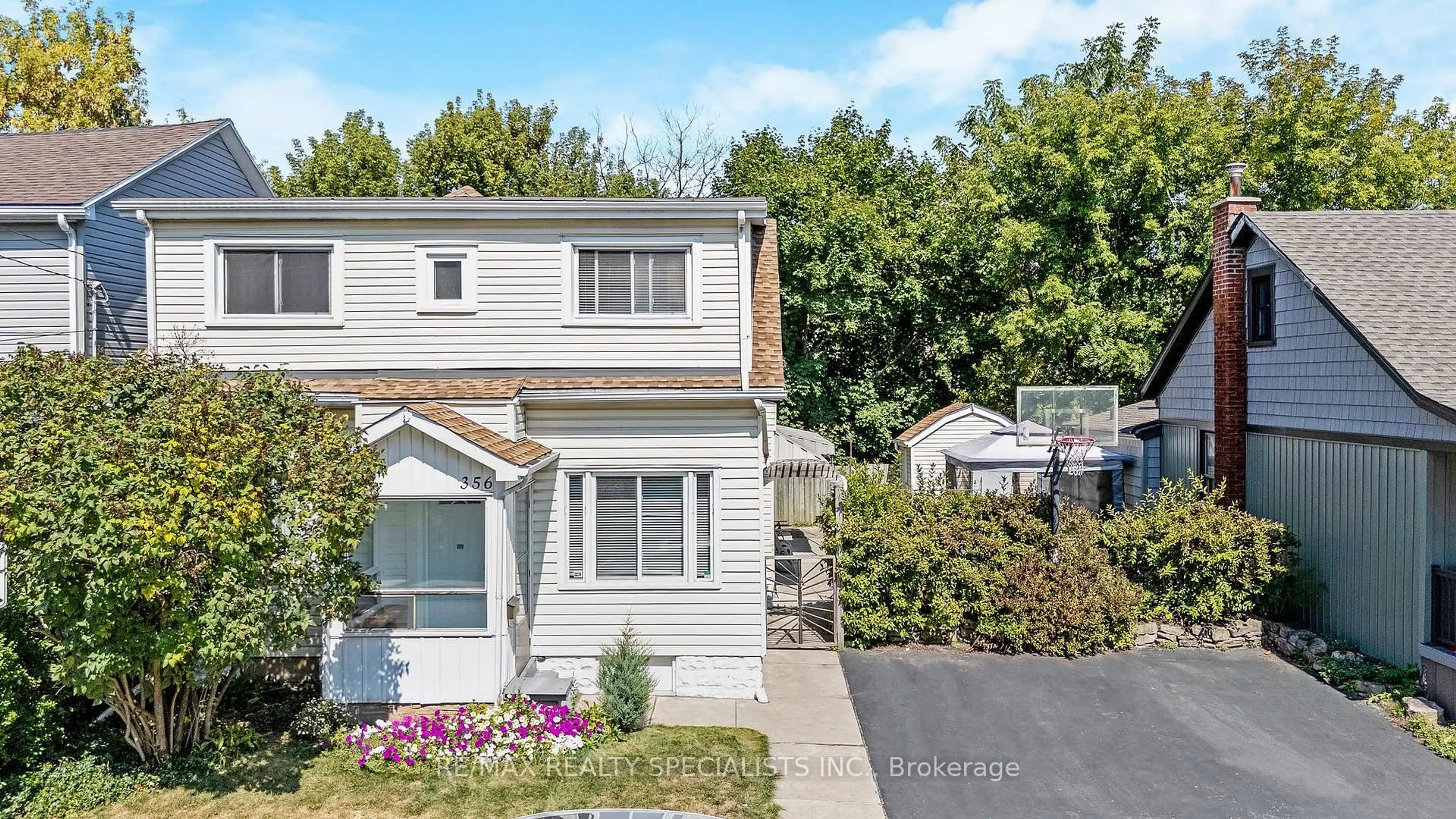 A pic from outside/outdoor area/front of a property/back of a property/a pic from drone, street for 356 Hunter St, Hamilton Ontario L8P 1S7