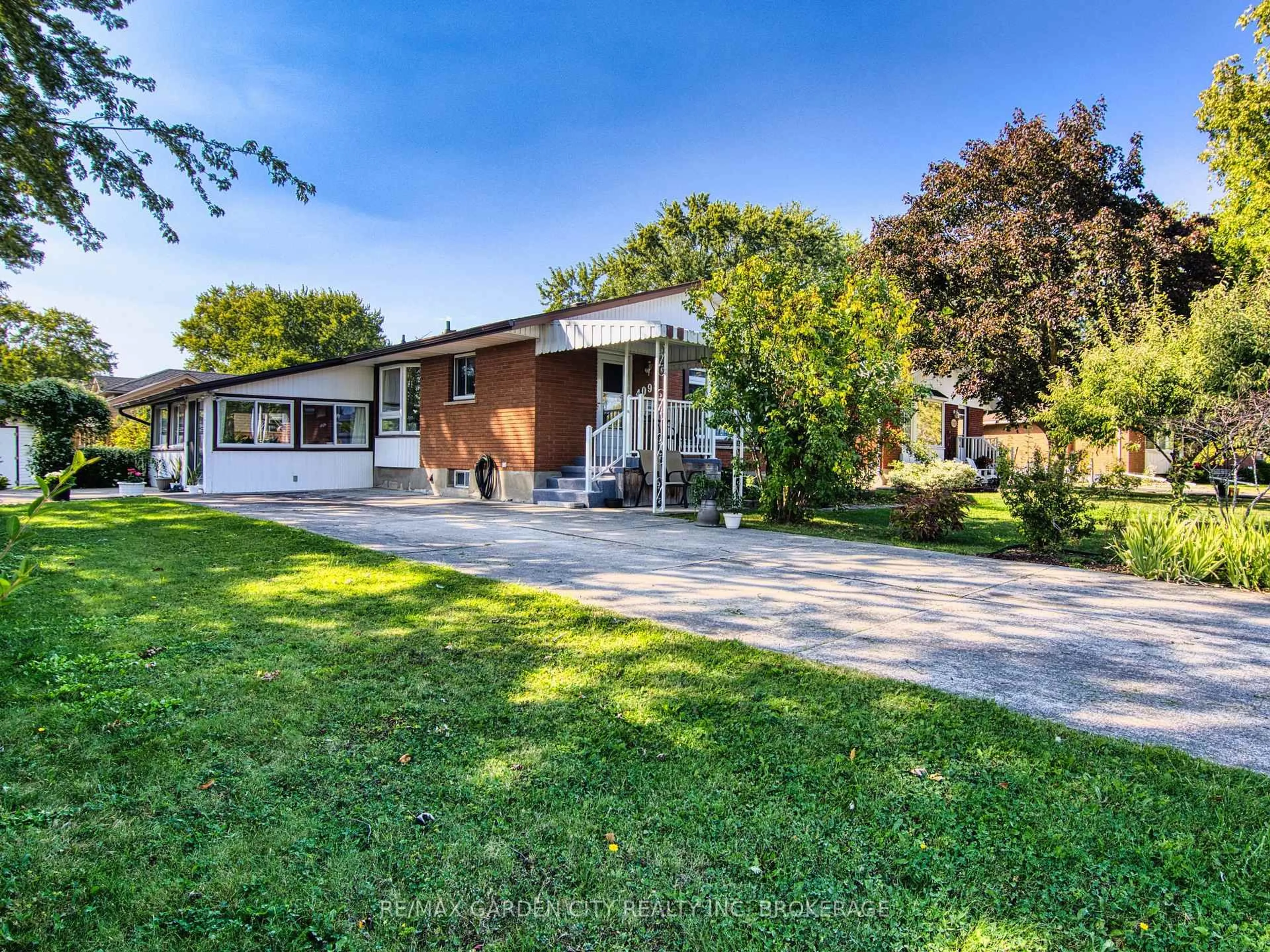 A pic from outside/outdoor area/front of a property/back of a property/a pic from drone, street for 4095 Montcalm Cres, Niagara Falls Ontario L2G 6M1