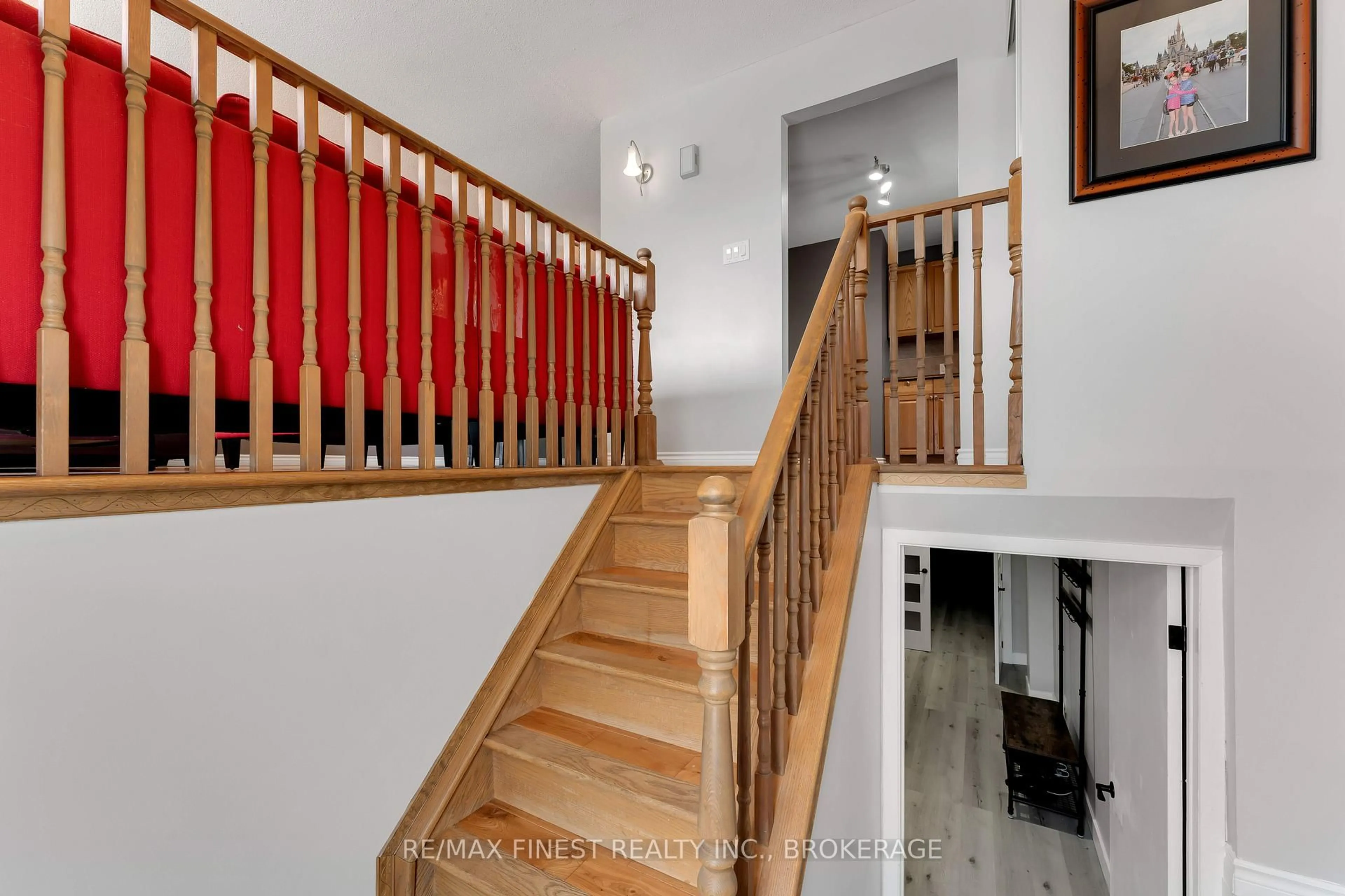 Indoor foyer for 240 Old Quarry Rd, Kingston Ontario K7M 7L2
