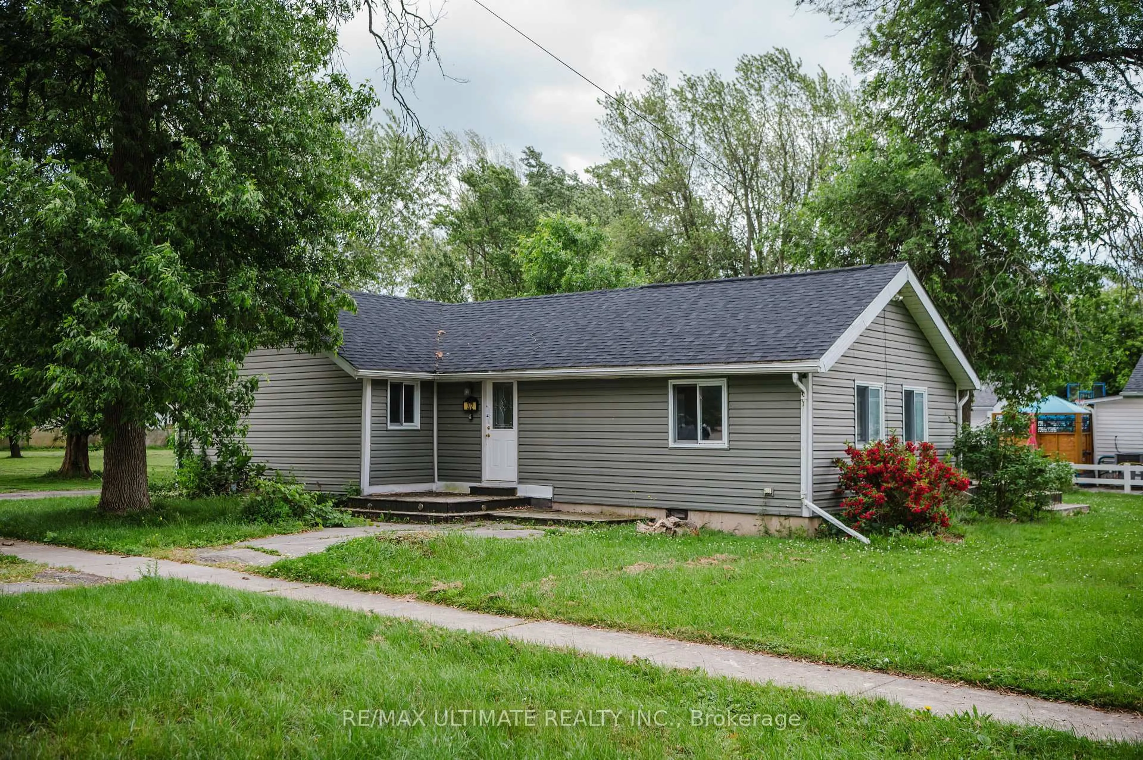 Home with vinyl exterior material, street for 372 Helen St, Fort Erie Ontario L0S 1B0