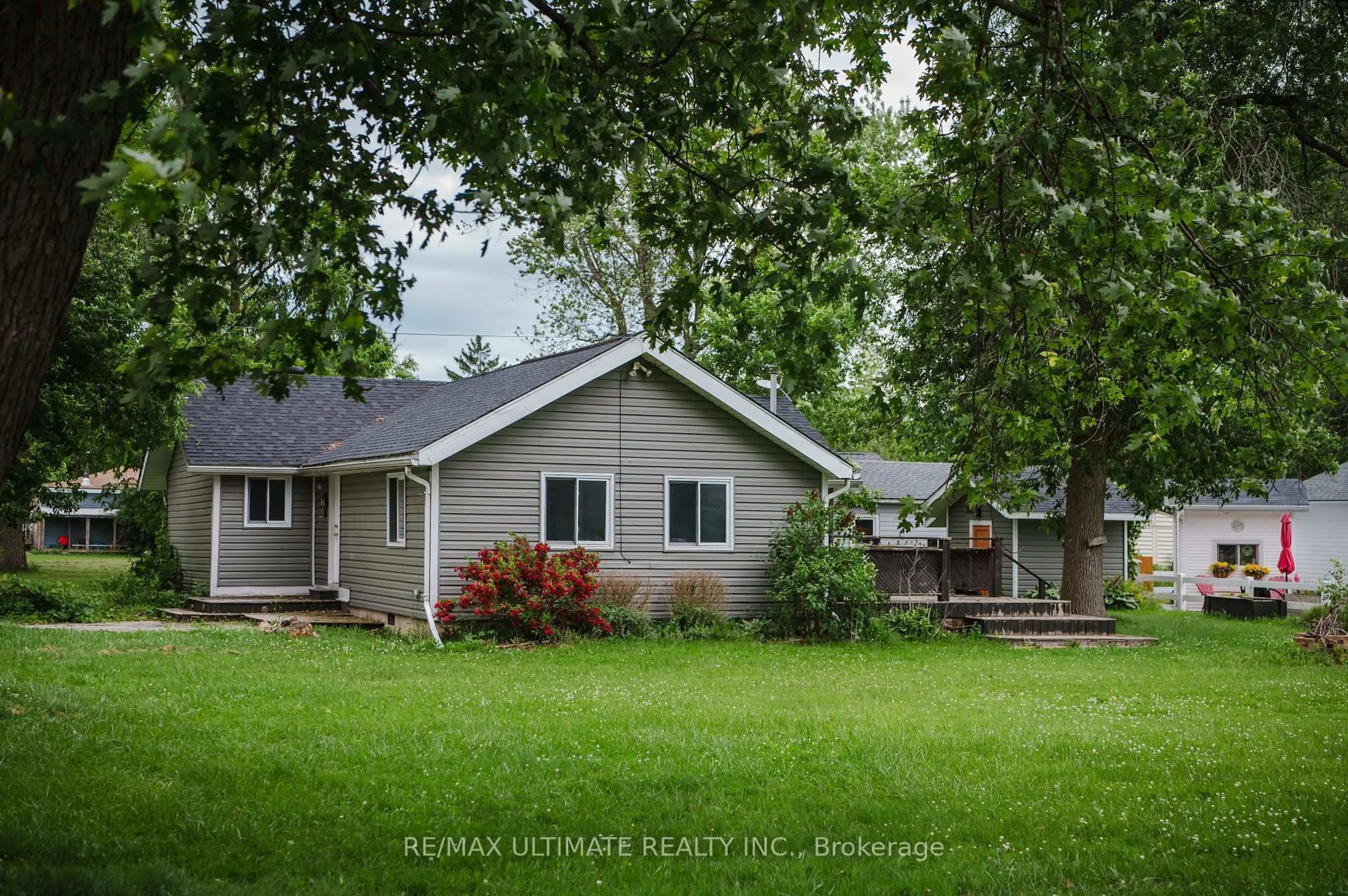 Home with vinyl exterior material, water/lake/river/ocean view for 372 Helen St, Fort Erie Ontario L0S 1B0
