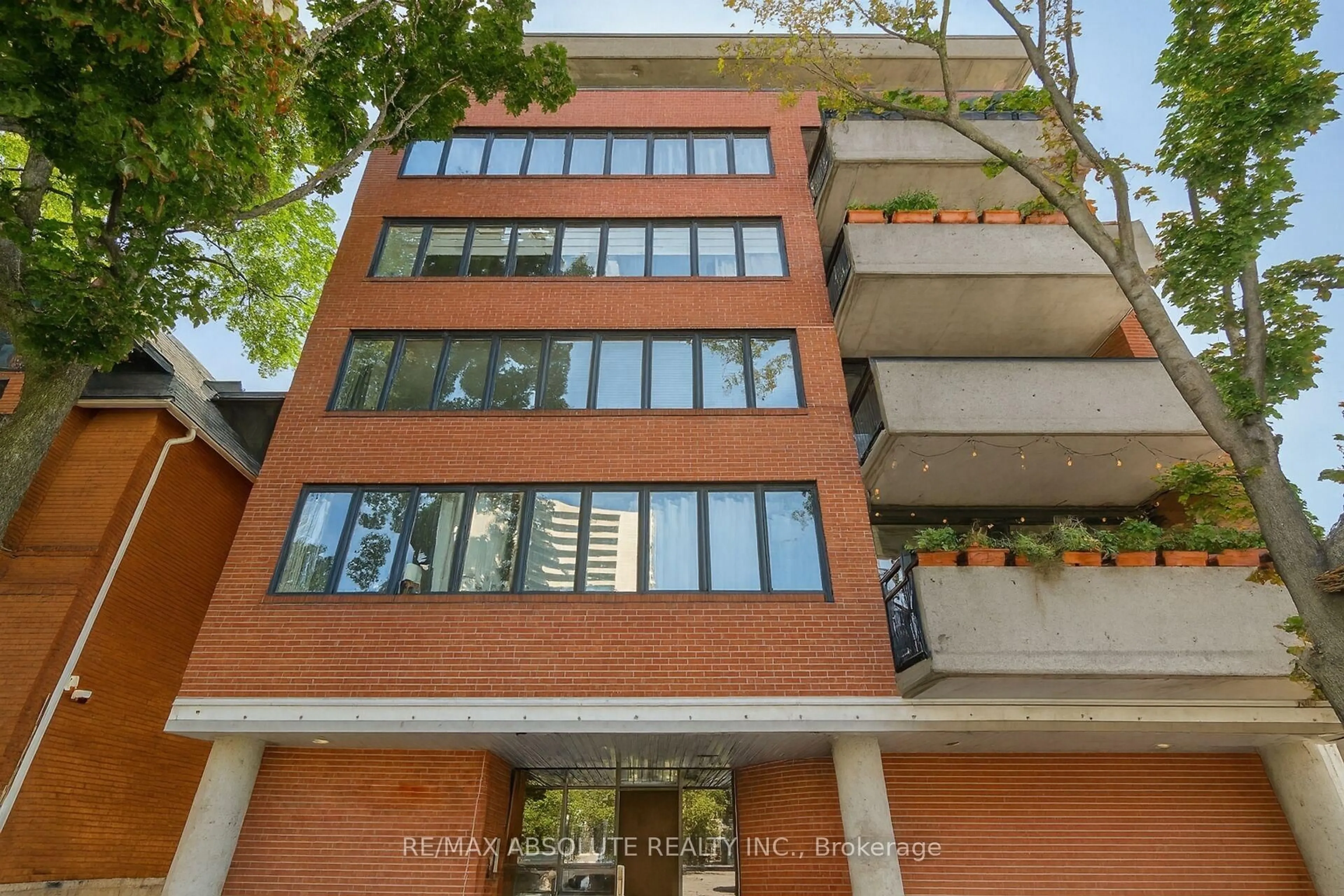 Home with brick exterior material, building for 446 Gilmour St #302, Ottawa Ontario K2P 0R8