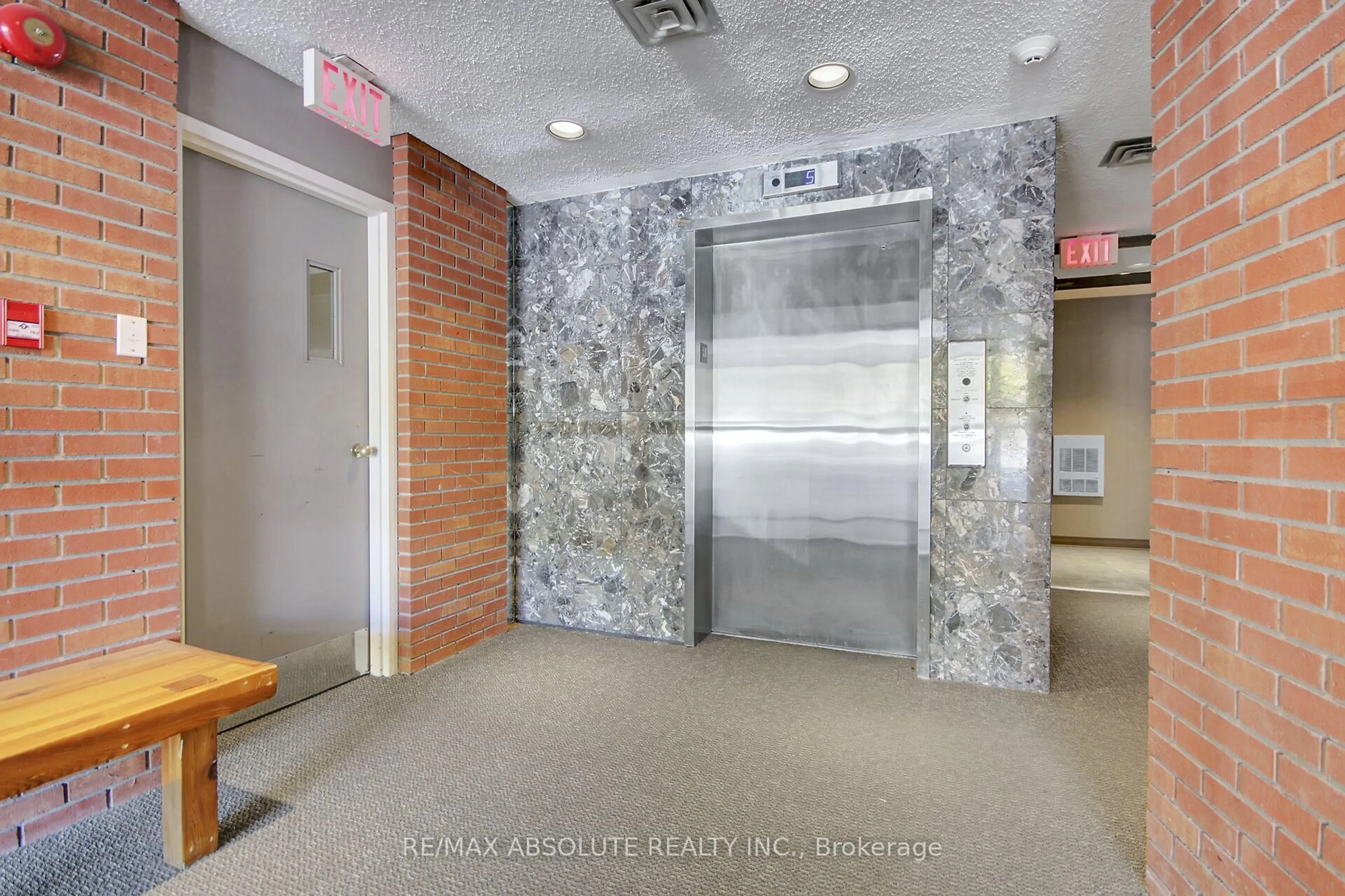 Indoor foyer for 446 Gilmour St #302, Ottawa Ontario K2P 0R8