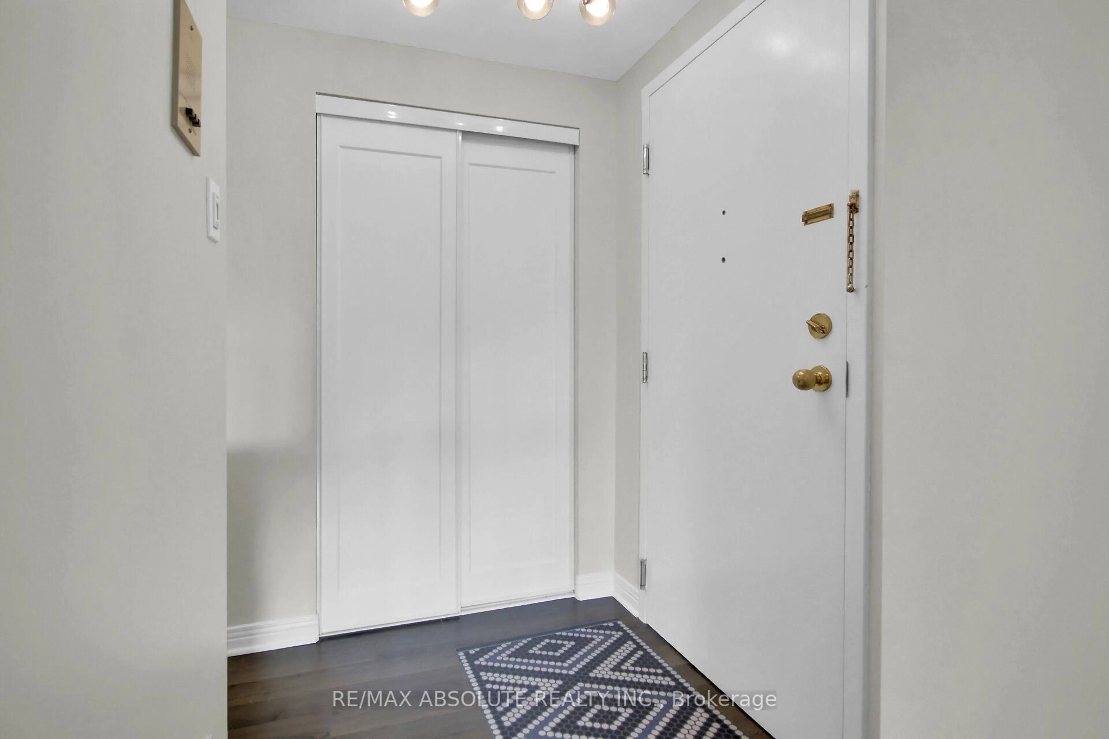 Indoor entryway for 446 Gilmour St #302, Ottawa Ontario K2P 0R8